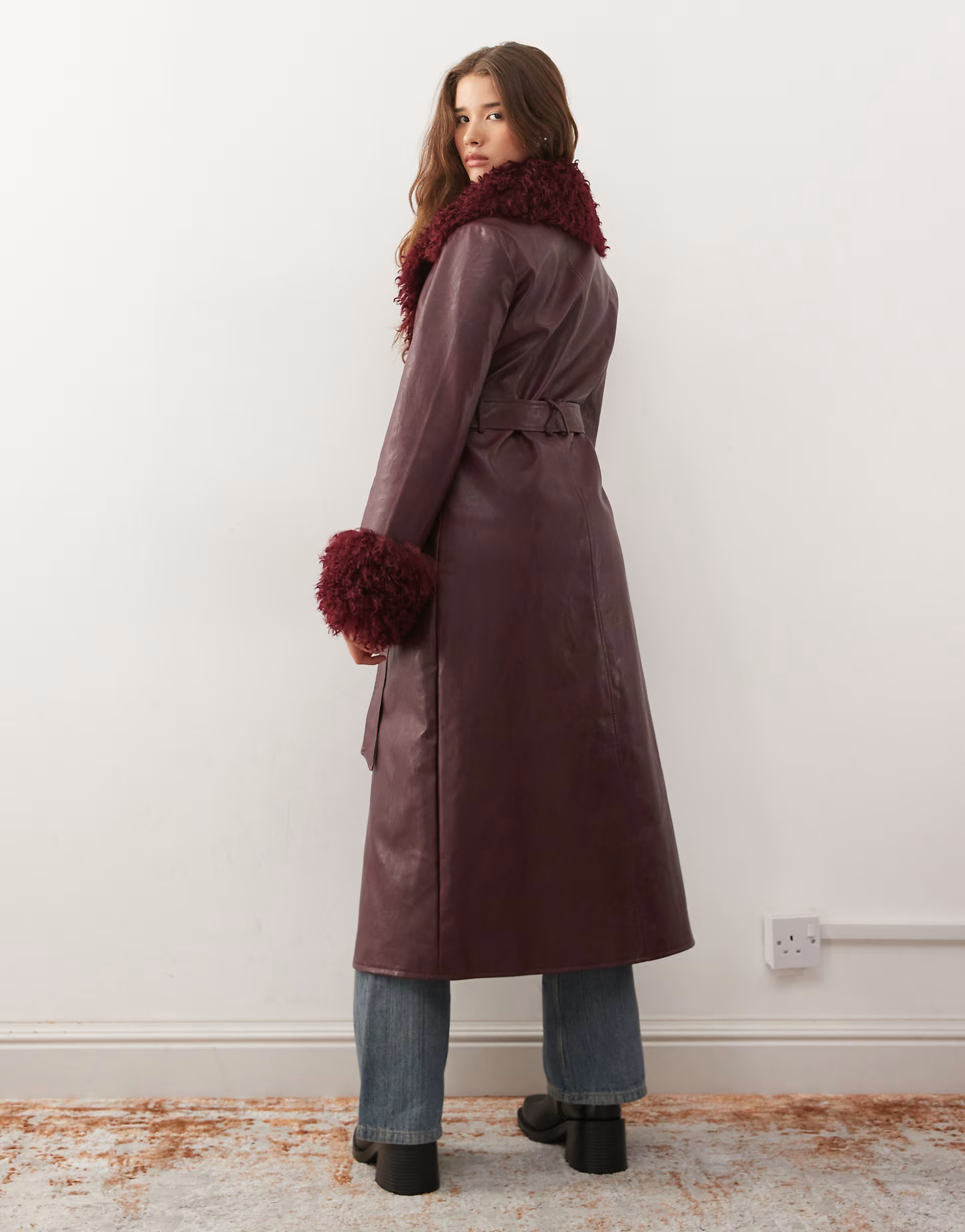 Reclaimed Vintage – Longline-Trenchcoat aus Kunstleder in Burgunderrot mit Kragen und Bündchen... | ASOS (Global)