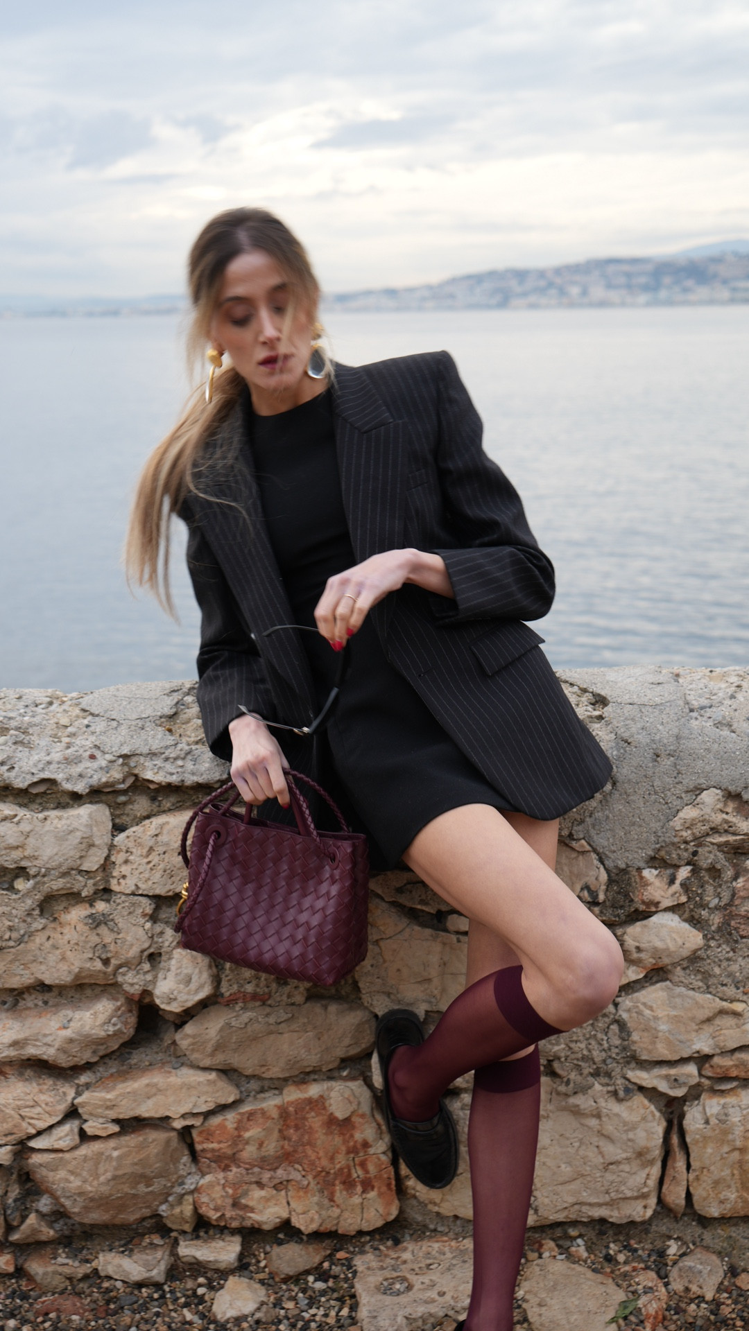 Save this if you related : burgundy knee socks as a personality trait.

Pinstripe blazer, black mini dress and sheer burgundy knee socks with a woven bag – classic but a little bold.

#burgundyoutfit #kneesocks #winteroutfitinspo
