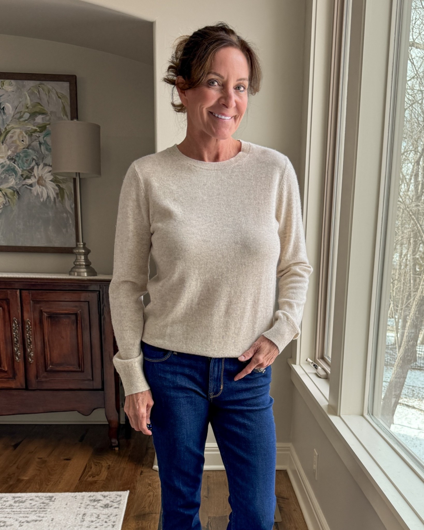 The cream merino wool sweater brings a classic sophisticated look to everyday layers. A simple touch for comfort and versatility.

#classicsweater #falloutfits #merinosweater