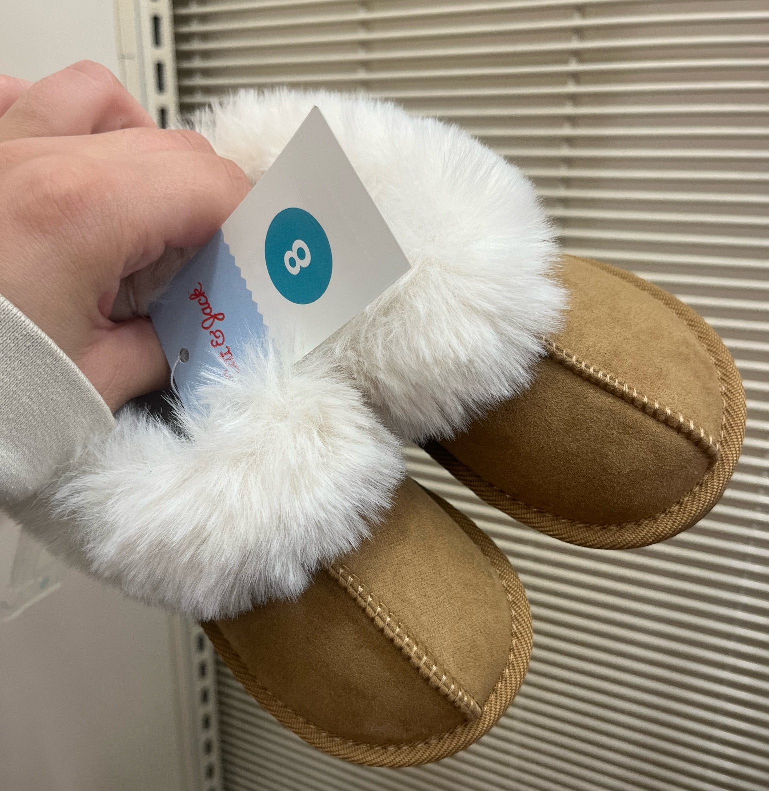 Toddler slippers 

Target finds, toddler Christmas gift, ugg dupe, ugg doop, kids slippers

#LTKKids #LTKSeasonal #LTKFindsUnder50