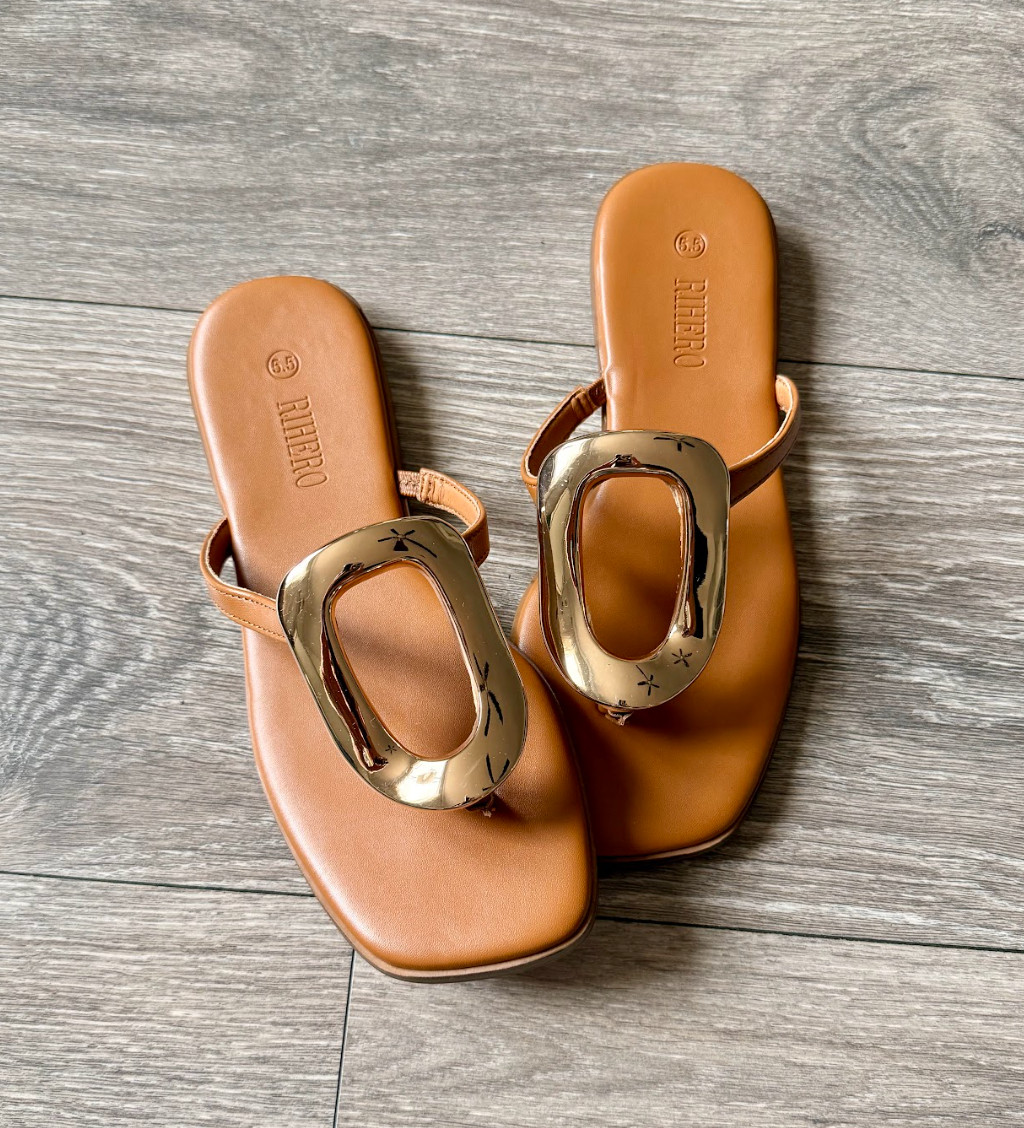 Upgrade your summer look with these stylish sandals! Loving the gold detail!  Size: TTS 

 