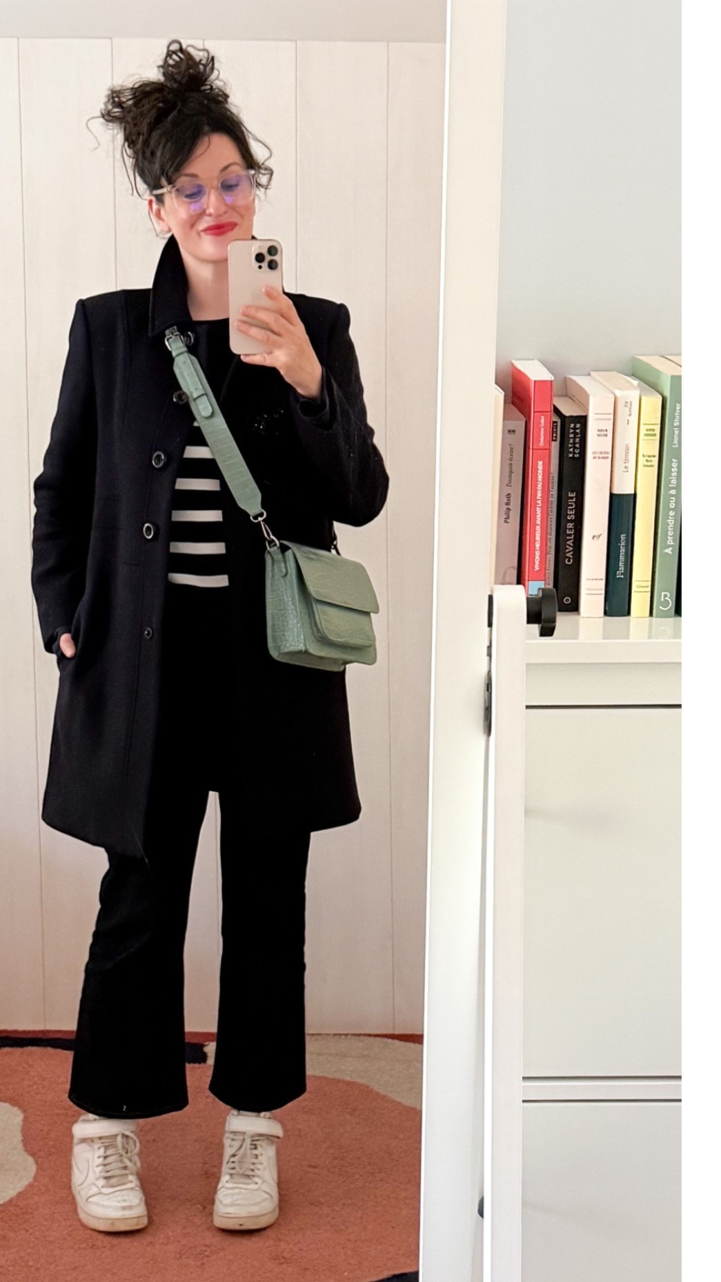 • Lunettes #calvinklein
• Manteau en laine marine #tarajarmon
• Pull en maille 3D #uniqlo
• Jean brut kick flare #calvinklein
• Sac à main vert pâle #hvisk
• Baskets montantes #nike
• Baume coloré #labello 

#LTKfrance #LTKspring #LTKeurope