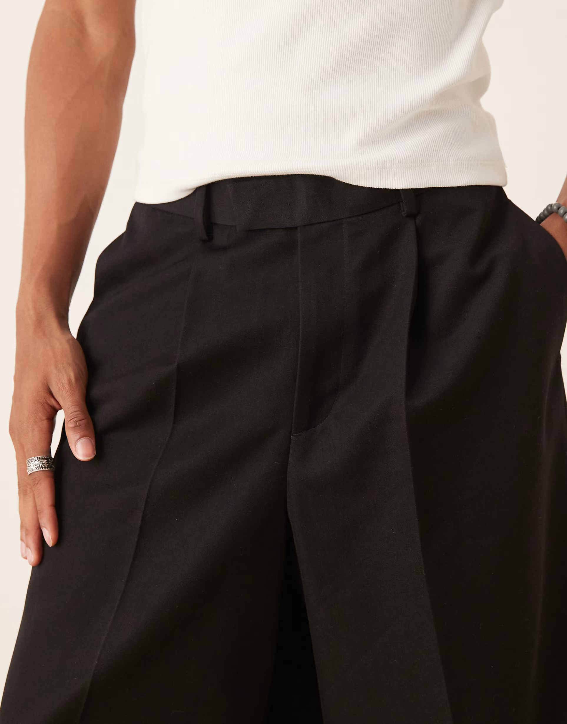 ASOS DESIGN – Elegante Oversize-Bermudashorts in Schwarz mit Bundfalten | ASOS (Global)
