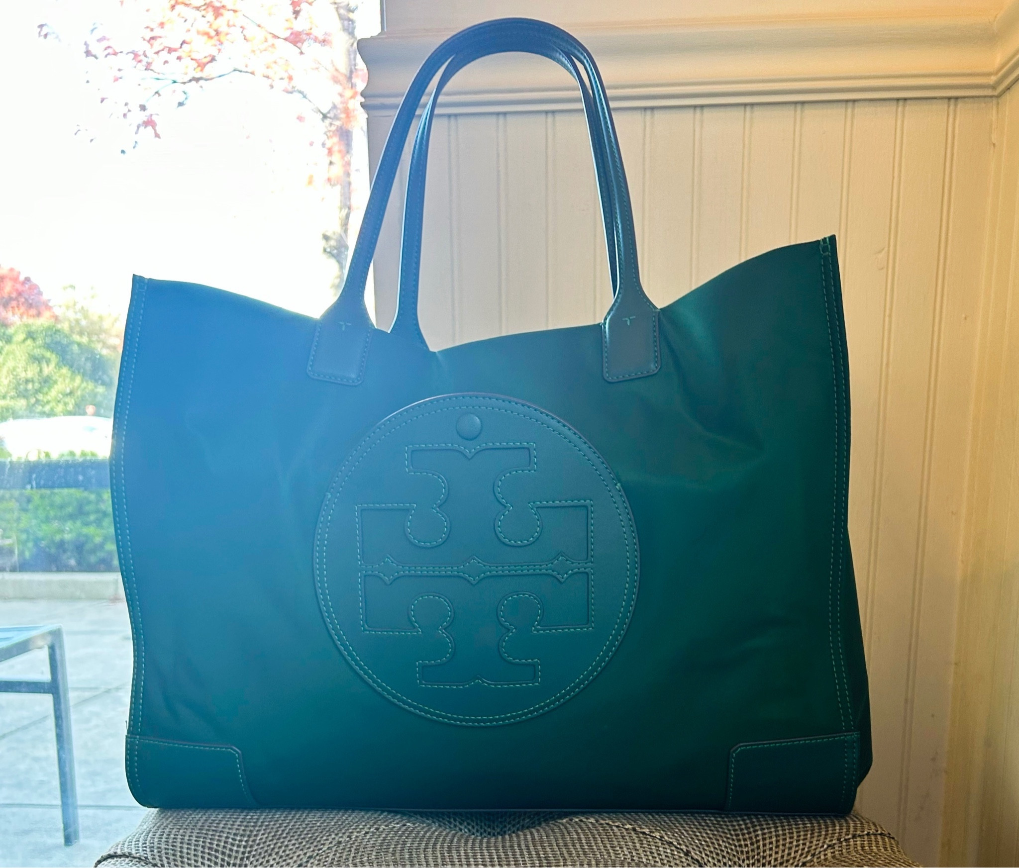 My bag of the week. This forest green color is a couple of seasons old so I linked what I could find so that you have the style dets.

Tory Burch tote, Tory Burch Ella, Ella tote, fall outfits, wear to work, Christmas gift idea, Christmas, gift ideas, thanksgiving outfit, holiday outfits, wear to school, work tote

#LTKstyletip #LTKHoliday #LTKitbag