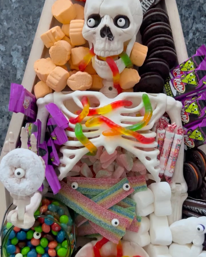 Make a super cute Halloween snack board with a few simple items. 

BellaGrey Designs 
Halloween
Charcuterie board
Snack board
Skeleton
Coffin


#LTKHalloween #LTKParties #LTKSeasonal