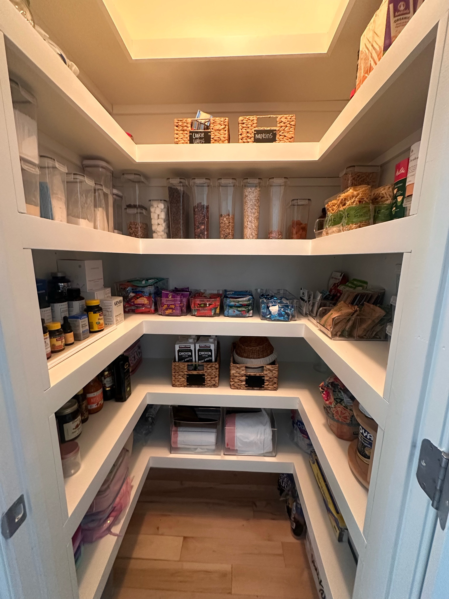 A moment for the pantry 
Pantry organization
Organization 
Satisfying organizing 
Pantry 
 


#LTKsalealert