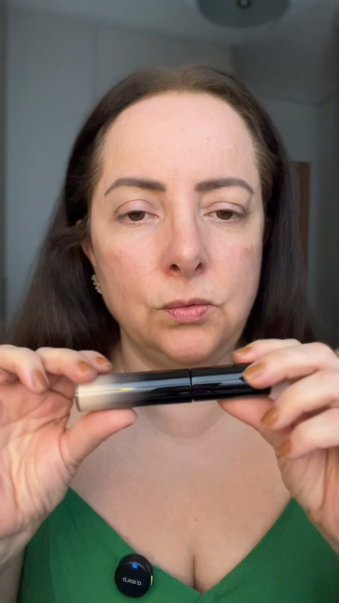 Maquiagem rápida com o corretivo Studio Radiance da Mac em pele madura. Para economizar tempo, pulei a base e fui direto para o corretivo. Minha cor é a N12.

#LTKbeleza #LTKestilo50+ #LTKbrasil