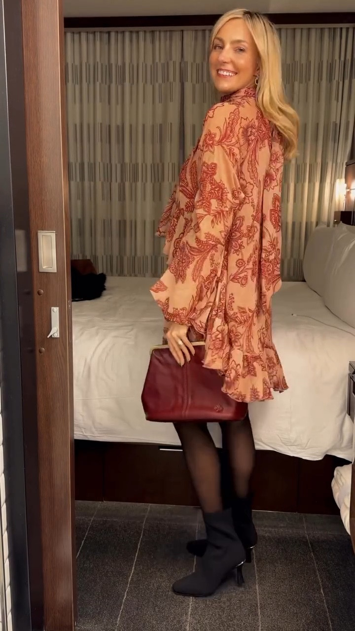 Okay, this dress is the star of fall — yes, i’ts one 😭
Wore it to the Happy Hour event with @macys and matched it with this cute burgundy bag which is giving #SATC vibes right??! 

Need details? COMMENT ‘DRESS’ for 🔗

Fall dress • Thanksgiving dress • fall outfit idea • burgundy bag • ruffle dress • nyc outfit idea 

@macysstylecrew
#macysstylecrew #macysblackfriday