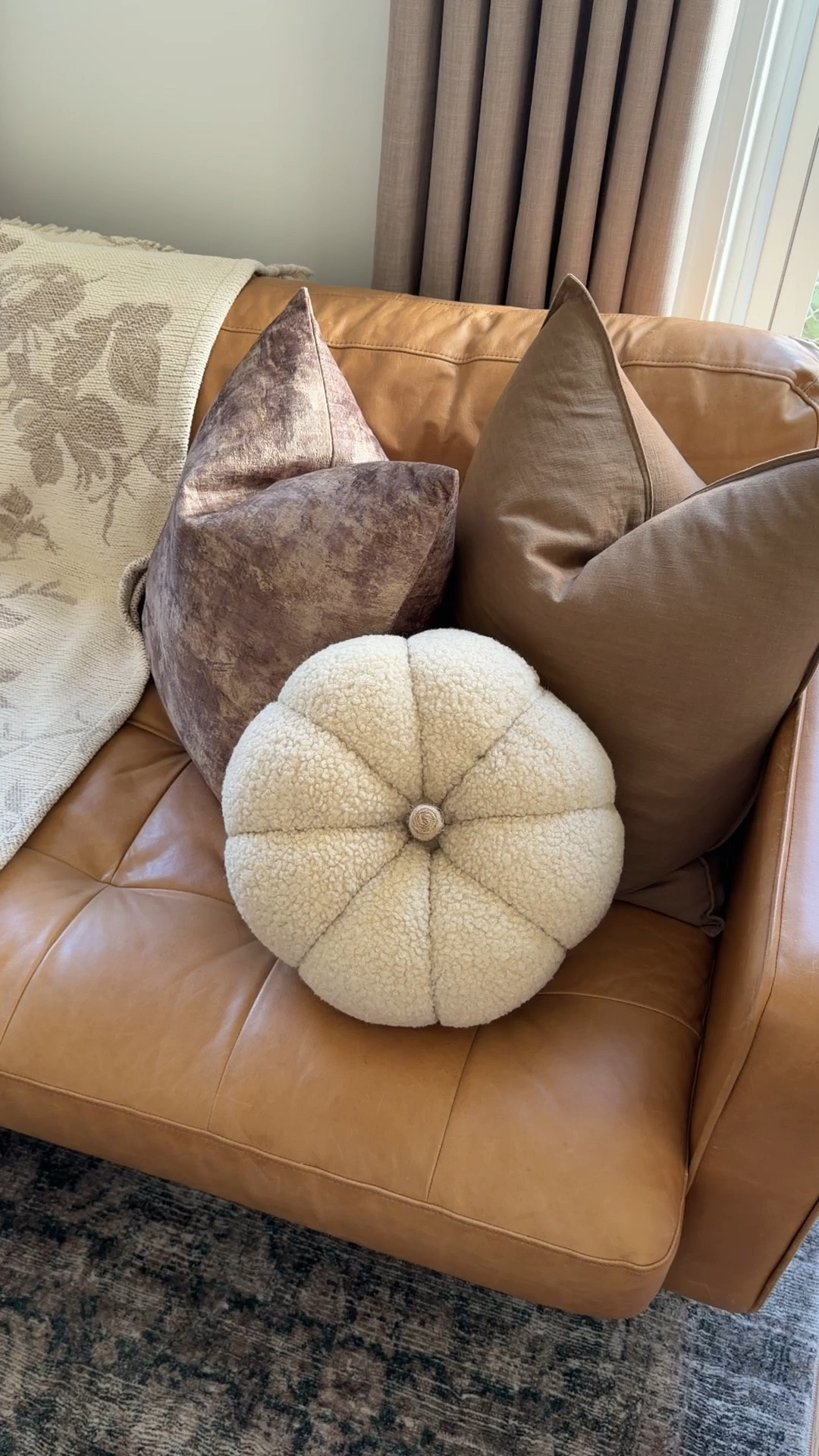 Fall pillows are my favorite! The subtle change in color/pattern makes all the difference! 

#fallhome
#falldecor