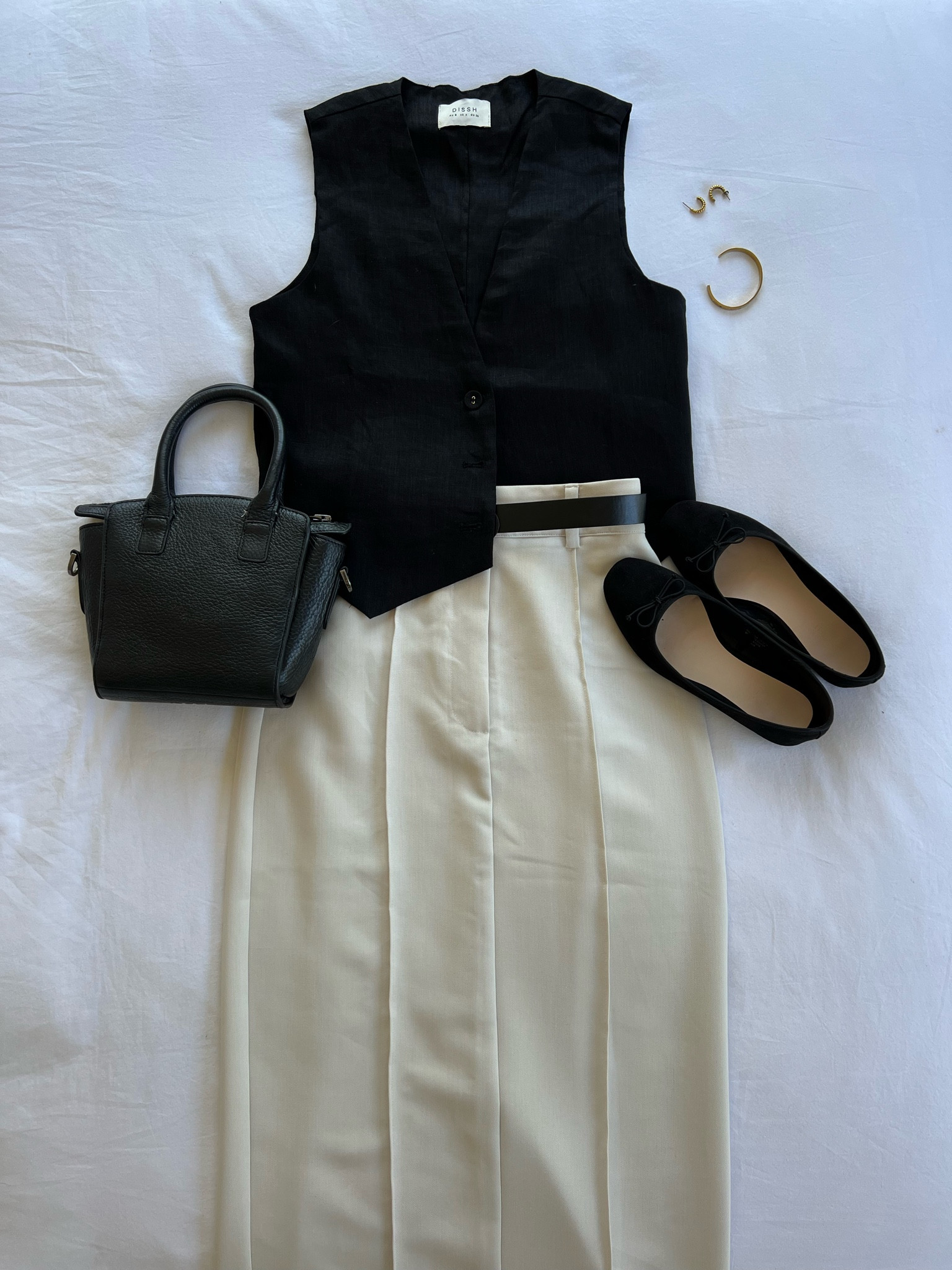 Chic Minimalist City Outfits 🖤 black linen vest, cream maxi skirt, primark ballet flats, gold jewellery 
