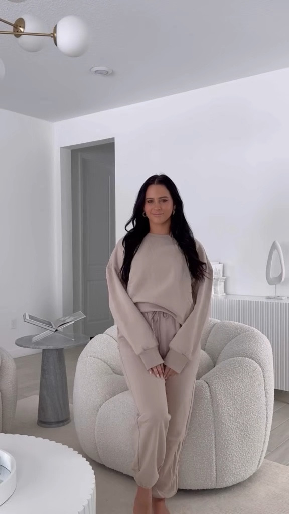 The coziest Amazon set 🤎☁️ 
Comes in so many colors! 

#LTKFASHION #amazonset #amazonfashion #loungeset #coord #twopieceset #neutrals #sweatset #neutralfashion #beigeset #loungewear #sweatshirt #sweatpants #neutralaesthetic #sweatpants #cozywear #cozyfit #loungewear #casualfashion #casualoutfit #beige #taupe

#LTKSeasonal #LTKFindsUnder100 #LTKFindsUnder50