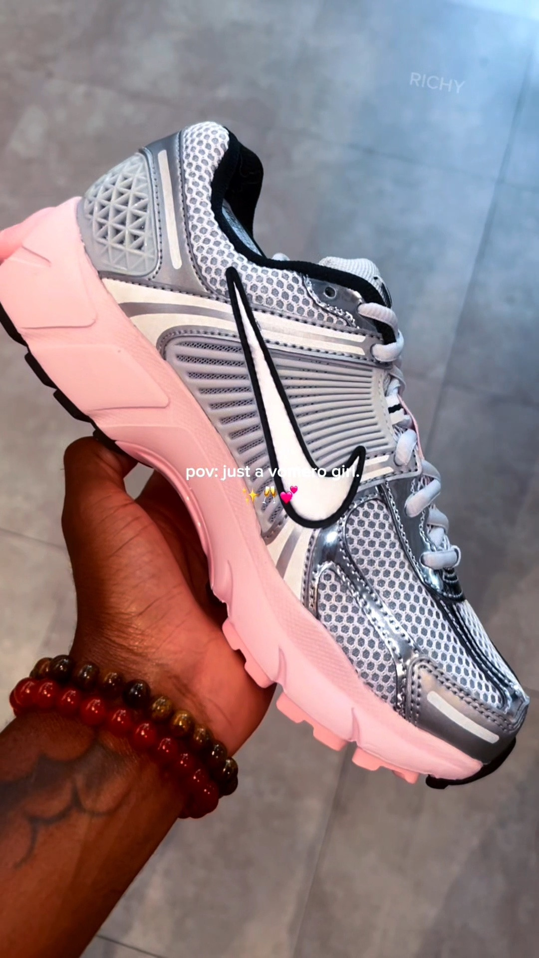 These pink & metallic VM 5s 💕😍😍

#vomero #sneakerheads #vomero5