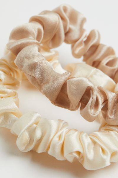 Premium SelectionElasticized scrunchies in silk, gentle on hair.Weight7 gPieces/Pairs2Composition... | H&M (US + CA)