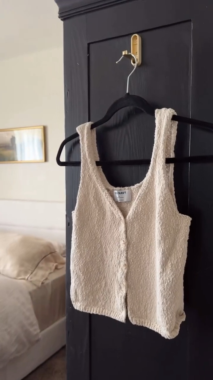 Picking out an outfit and laying it on the bed is just not doing it for me anymore, especially if it’s something I took time to steam. I want to make sure it stays wrinkle free so I decided to add these hooks from @dntorx to my bedroom. 

Link in bio to shop and on my LTK! 

Follow for more home content @casarustica29 

#home #bedroom #dntorx #ａｅｓｔｈｅｔｉｃ #neutrals #hooks #wallhooks #foldingwallhooks #oldnavy