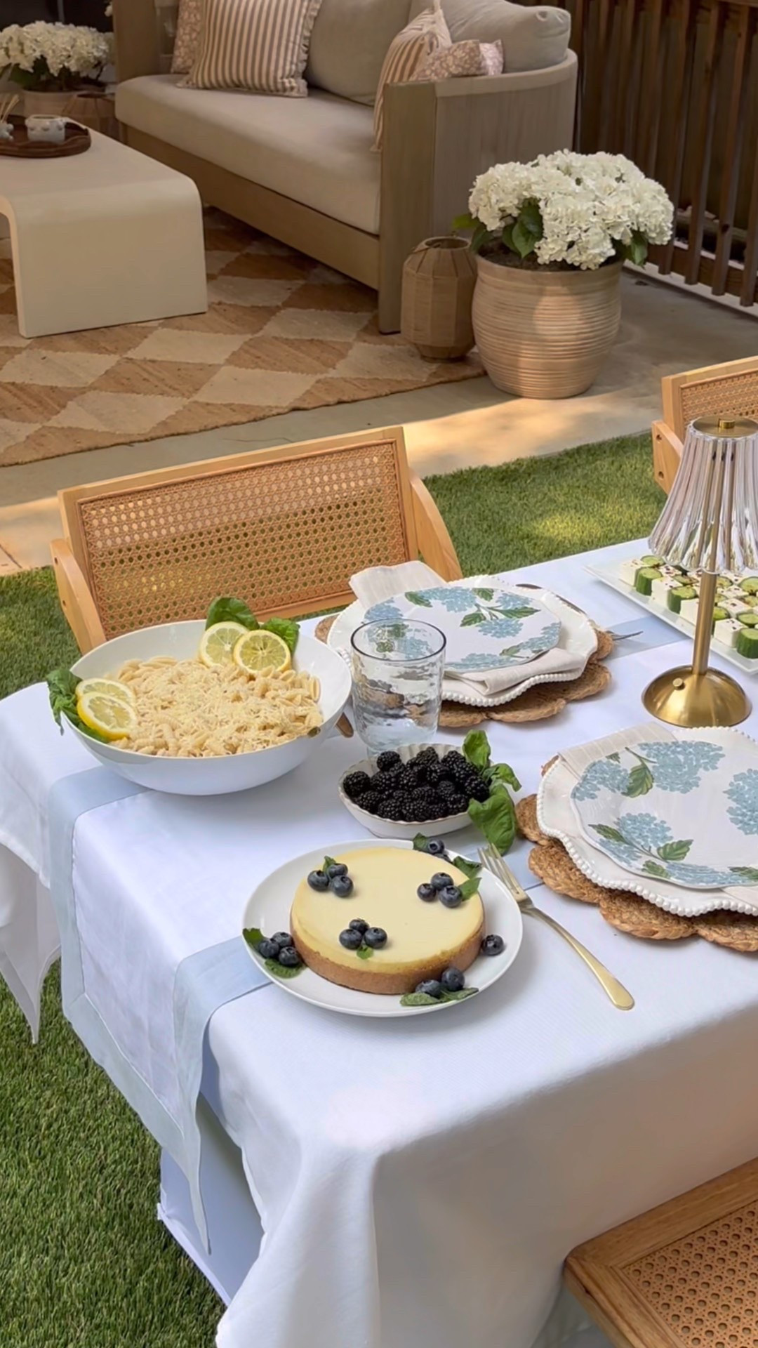 Summer dinner party🫐🤍 

#LTKHome #LTKParties #LTKSummerEdit