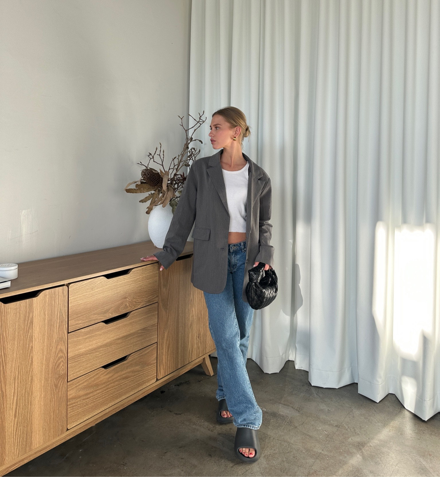 my staples ....
Blazer is MOTEL 

A nice blazer, white tank, cute jeans, gold accessories, yezzy slides and my Jodie mini bag 🔎💕

#LTKaustralia #LTKstyletip