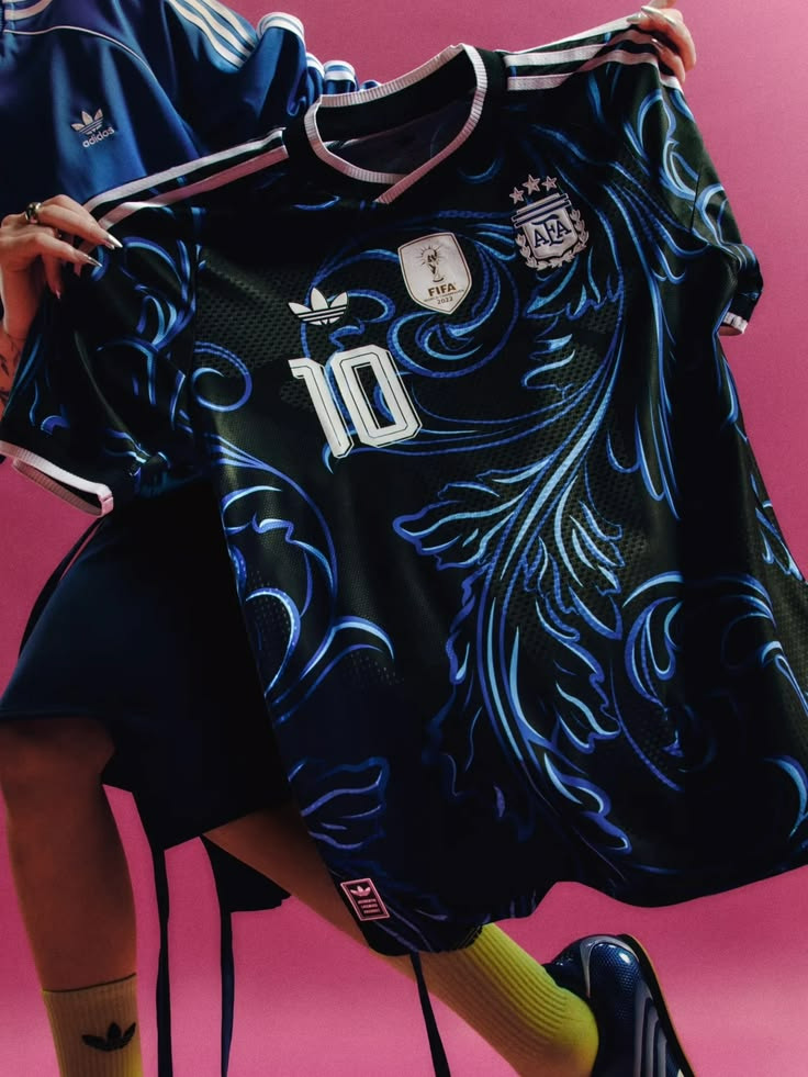 As segundas camisas das seleções da Copa do Mundo 2026 são muito mais elaboradas nas propostas de moda, criando um visual arrojado que vai para além das quadras para conquistar também as ruas. Veja alguns modelos estampados que vão ocupas os campos de futebol nessa edição do campeonato mundial.

 

 #LTKbrasil #LTKfitness #LTKhomens