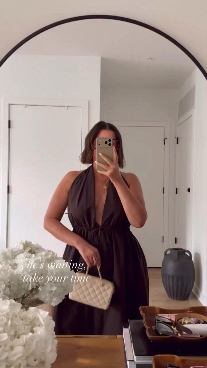He’s waiting, take your time 🤎 comment COCOA for the 🔗

this maxi dress is perfect for the Summer heat, um hello, 100% cotton! It’s giving breathable 😉

You can wear her on date night, to brunch, on vacay or just running errands..

Fit is true to size with plenty of wiggle room either way

You can go straight to my bio or LTK for the outfit details too

https://liketk.it/6i2mY