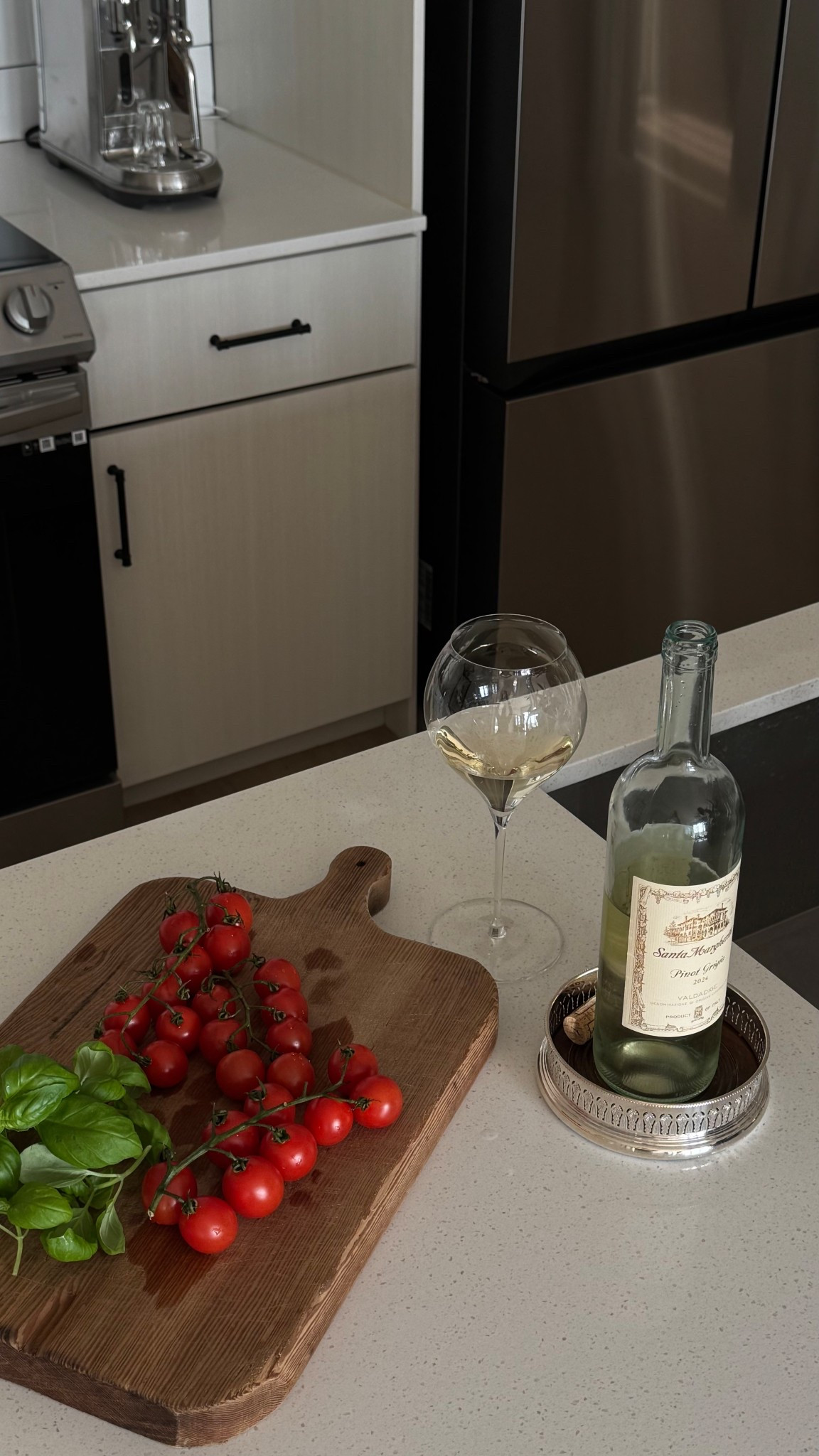 Love pulling out these gorgeous wine glasses 🤍