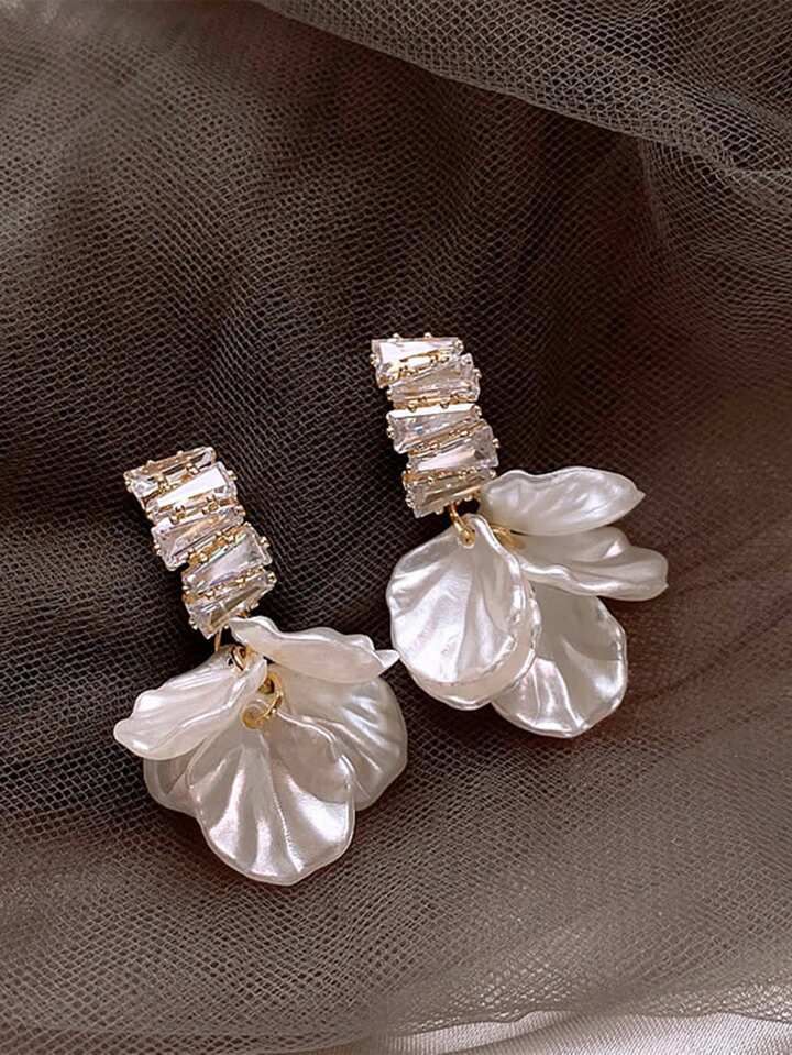 1pair French Style White Petal Shaped Drop Earrings | SHEIN