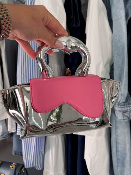 The cutest little bag under $30’❤️

#LTKfindsunder50 #LTKGiftGuide #LTKitbag