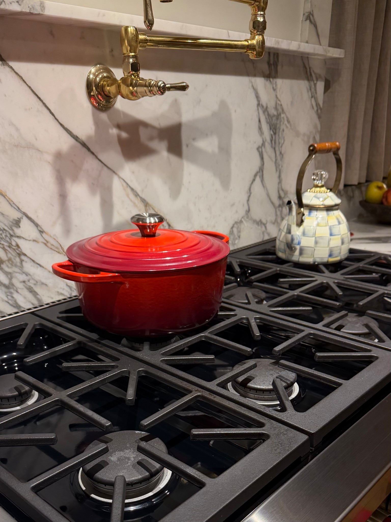 I have the 5.5 qt Dutch oven, but the 6.5 qt is on sale so linking as well!