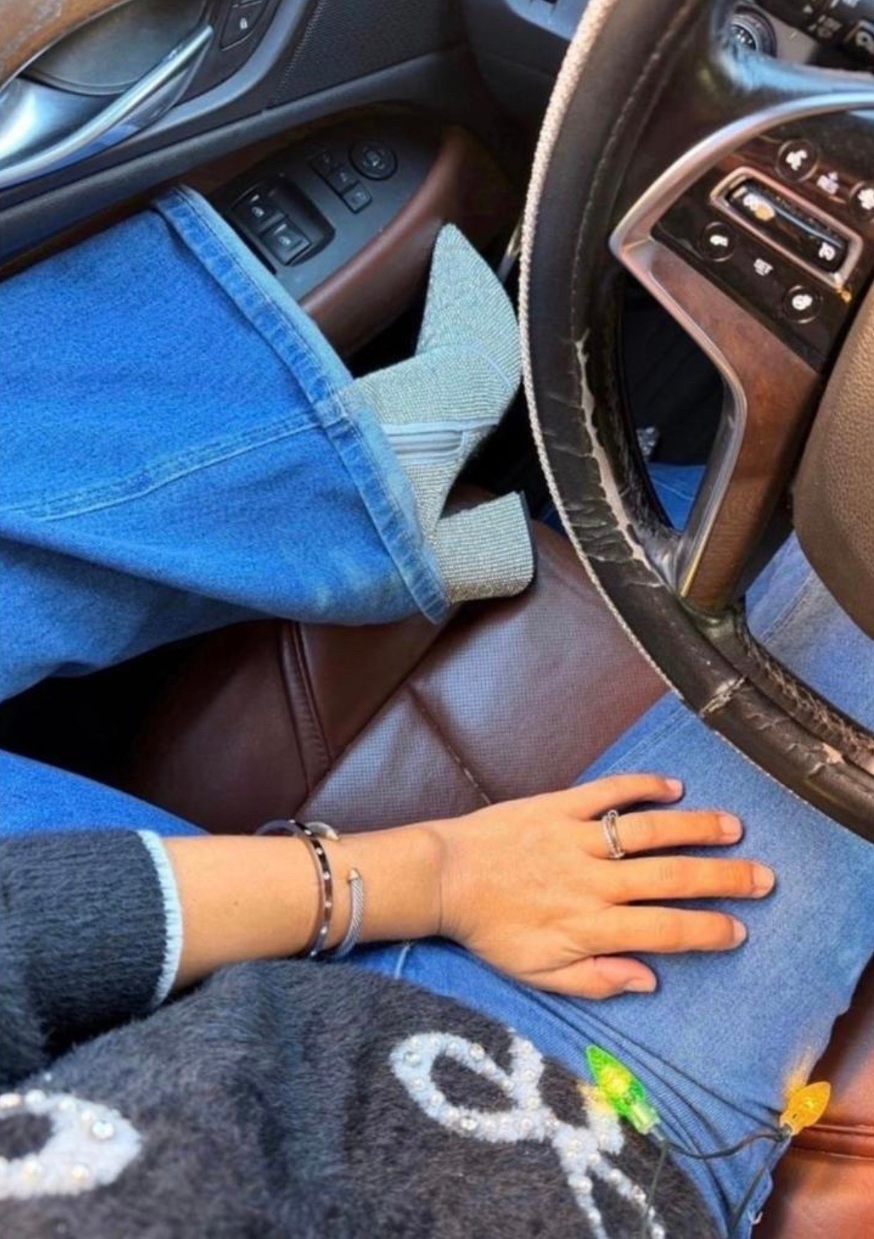 Cozy textures and denim days! 🩵 Loving this casual combo of relaxed jeans, a fuzzy knit sweater, and pointed-toe boots. The silver jewelry adds the perfect finishing touch for a cute, laid-back fall look!

#FallOutfit #CozySweater #WideLegJeans #DenimStyle #PointedToeBoots #SilverJewelry #CasualChic #EverydayStyle