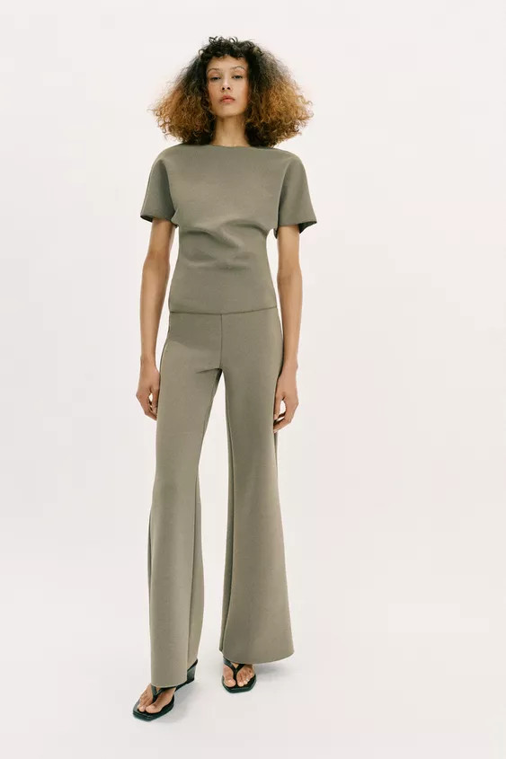 TOP MIT CUT-OUT UND KURZEN ÄRMELN | Zara DE