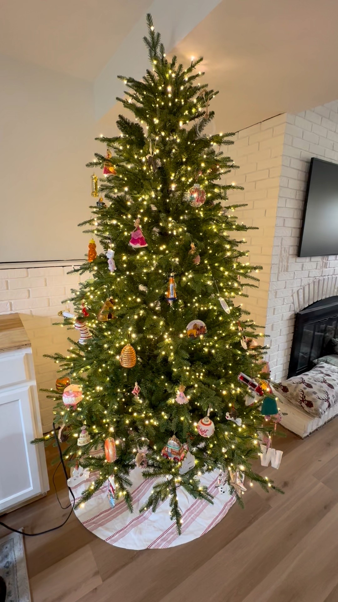 Viral Christmas tree!! 

Home Depot 
Christmas tree 


#LTKSeasonal #LTKHome #LTKHoliday