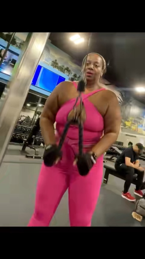 Gym fit check 💪🏽 cute and comfortable activewear that keeps you moving
Show up for yourself every day 🔥
#gymstyle #activewear #fitnesslook

#LTKmorningroutine #LTKfitnessgoals #LTKPlusSize