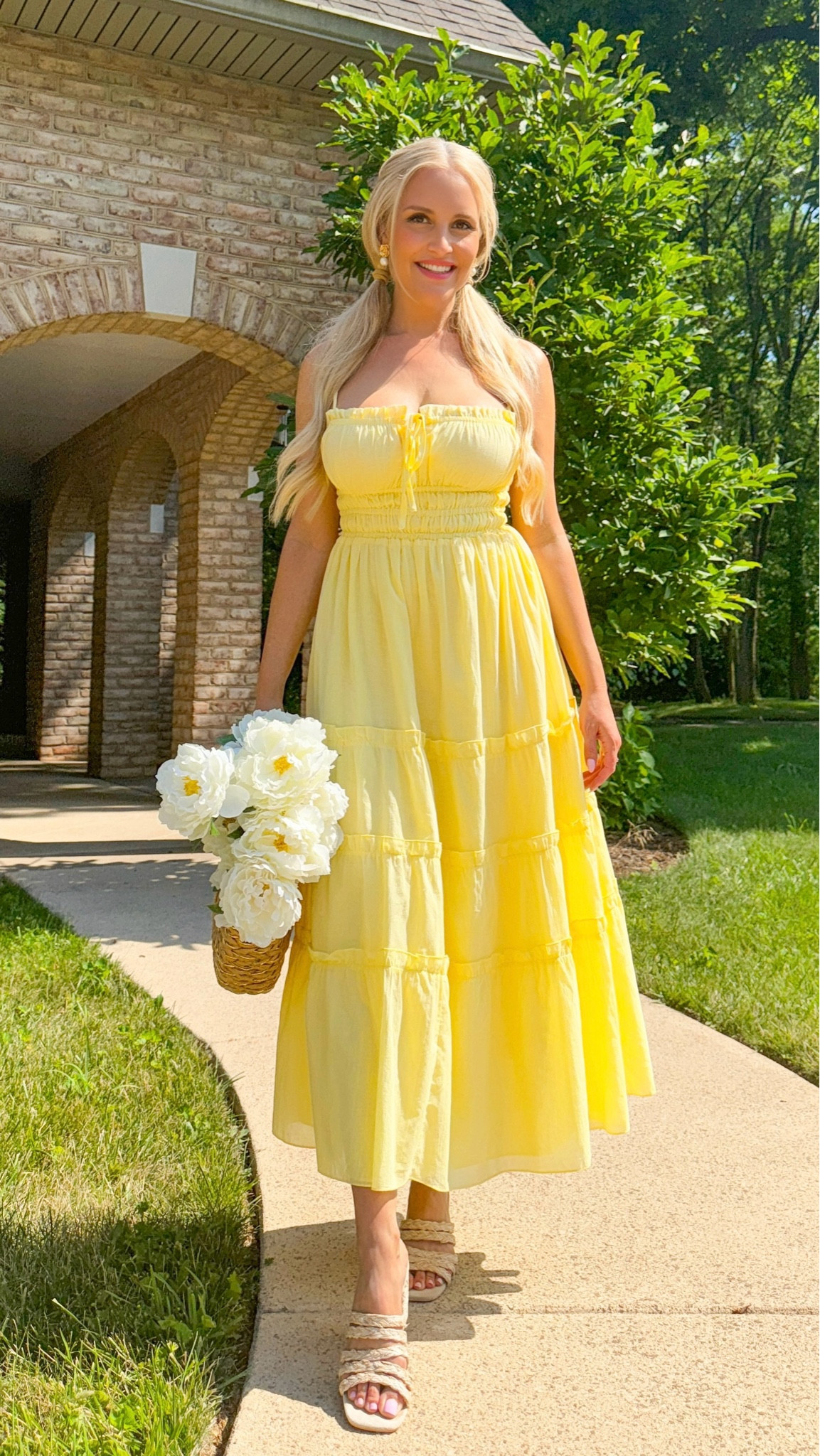 I am so in love with this pretty pastel yellow midi dress! I love the tiered skirt and the fitted bodice! So incredibly slimming and flattering. I plan to wear this in the south of France in a couple of weeks, can’t wait! ☀️👗