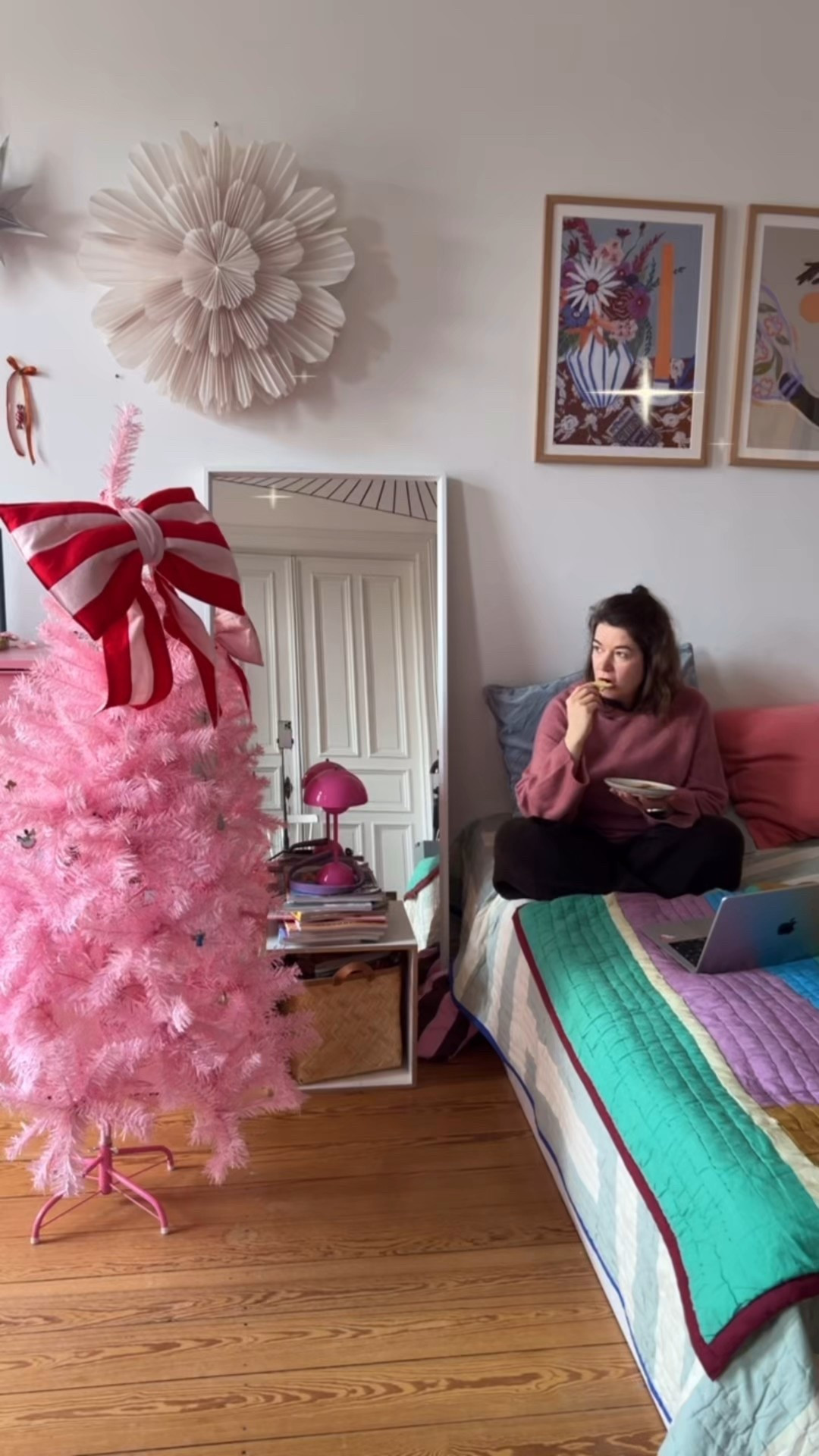 Anzeige Keine zwei Wochen mehr bis Weihnachten - und neben (Schul)Stress bedeutet das auch: viele schöne und besondere Momente, für die es sich auch lohnt, sich einfach schön anzuziehen. Welche Outfits von @bonprix mich zu welchen Events begleiten, mich glänzen lassen oder gemütlich umhüllen, seht ihr im Reel. Plus Rabattcode, um eure schönen Momente der nächsten Wochen vielleicht mit einem neuen Lieblingsstück noch schöner zu machen.  #winteroutfit #Pailletten #Paillettekleid #Paillettenrock #stiefel #langermantel #boots #bonprix 

#LTKfestive #LTKwinter #LTKdeutschland