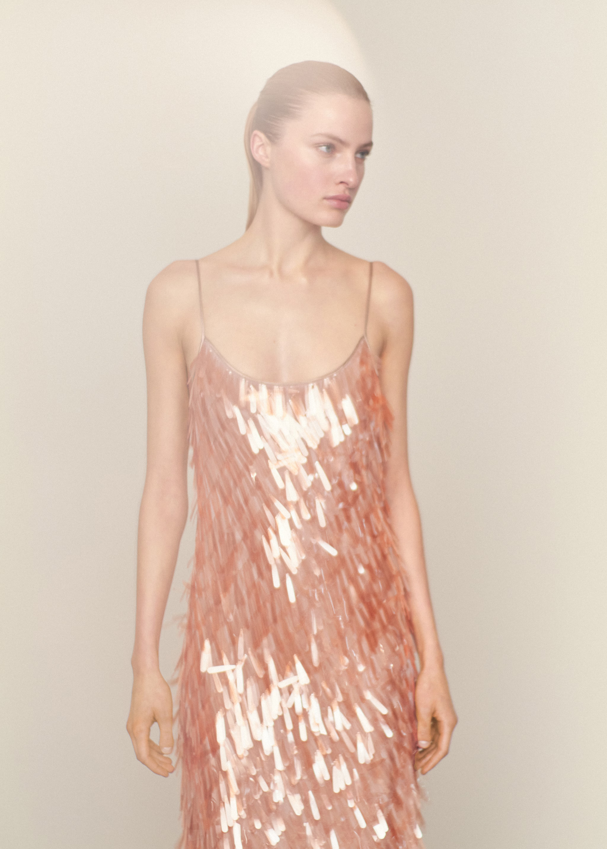 Low-cut teardrop sequinned dress | MANGO (UK)