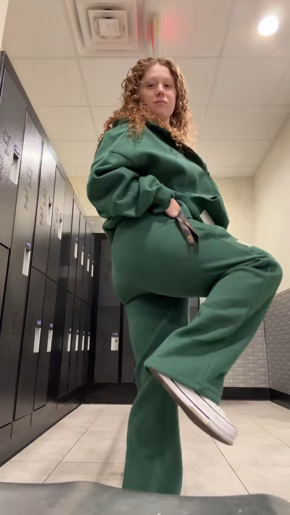 Living for this Hunter green affirmation sweat set from Comfrt! The wide-leg pants make this collection so unique and effortlessly chic. #cozy #comfrt

Zip up: S
Pants: S
Shoes: 8 (I should have sized down to a 7)

#LTKU #LTKGiftGuide