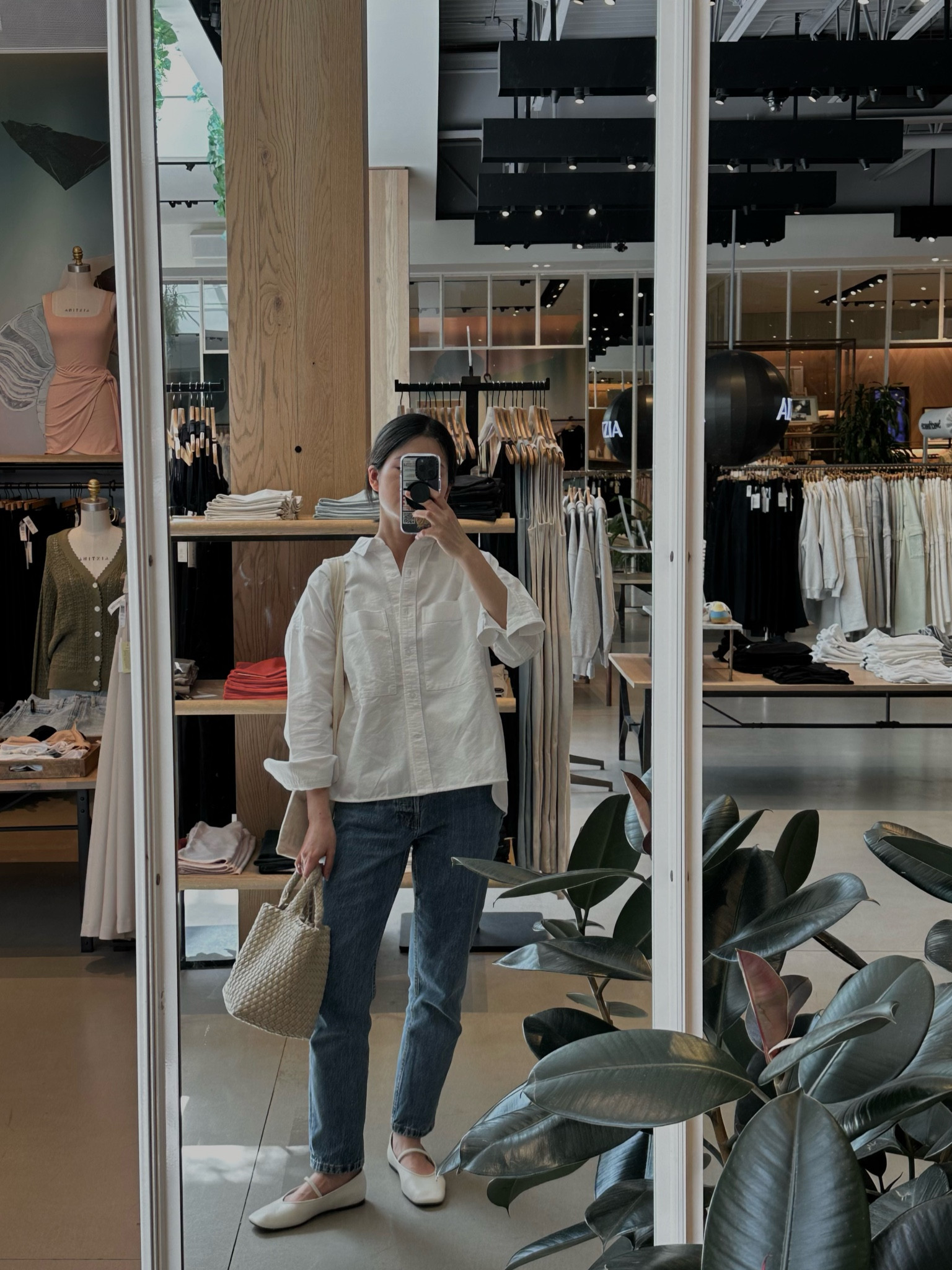 Shirt: Everlane. In a xs. Also looks amazing with leggings 
Jean: been wearing these forever. Tts. 
Flats: tts. Very comfy. No breaking in required 
Naghedi bag

#LTKcanada