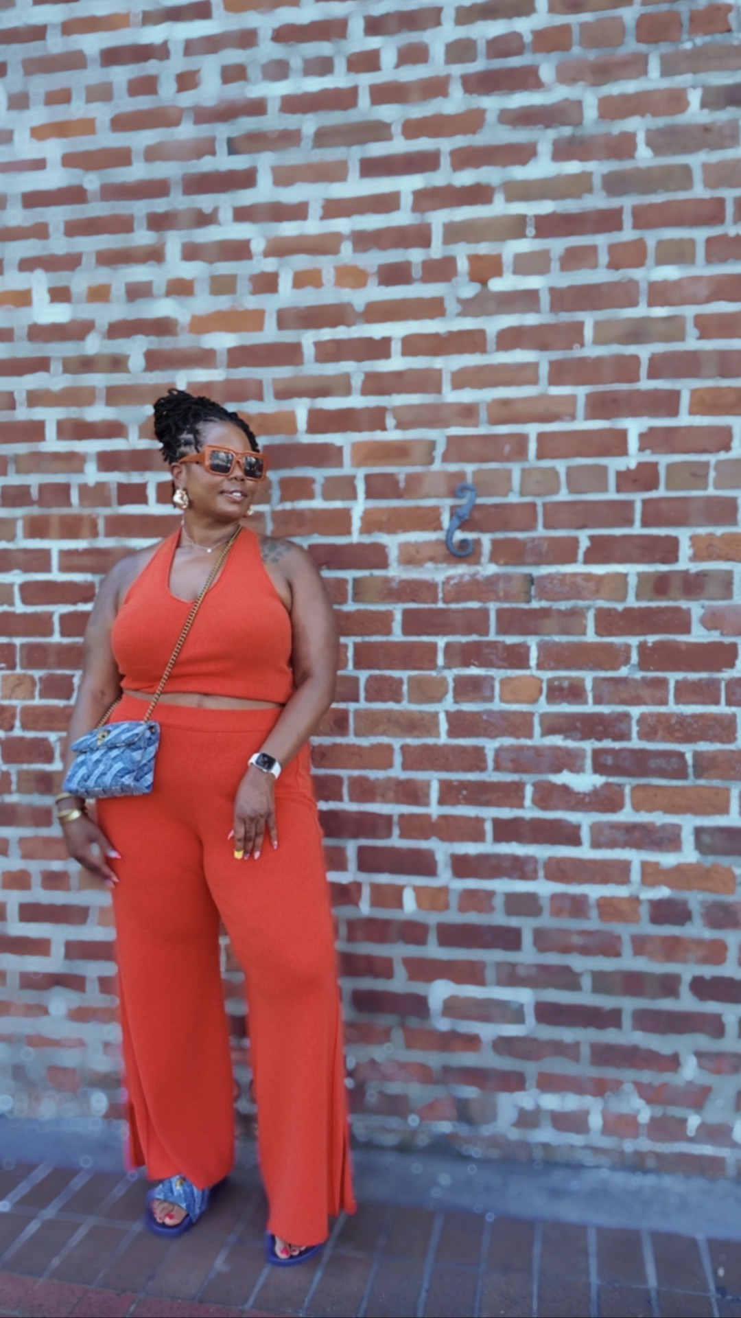 It’s my 1st time attending @essencefest AND my 1st time in #NOLA! 🙃A very last-minute, spur-of-the-moment road trip with 3/5 of my little family… and now the real question is… is #EssenceFestival toddler-friendly? I’ll have a follow up in a few….

I’m here for the food, the culture, and the vibes! Drop your must-try restaurants, hidden gems, and favorite spots below. I’m trying to eat GOOD while I’m here! 🤤🙌🏾

Outfit Detsils : Set @aerie -I’ll link it in my stories it’s on sale dirt cheap 

Bag + Shoes : @kurtgeiger 

#EssenceFestival #NOLA #PlusSizeFashion