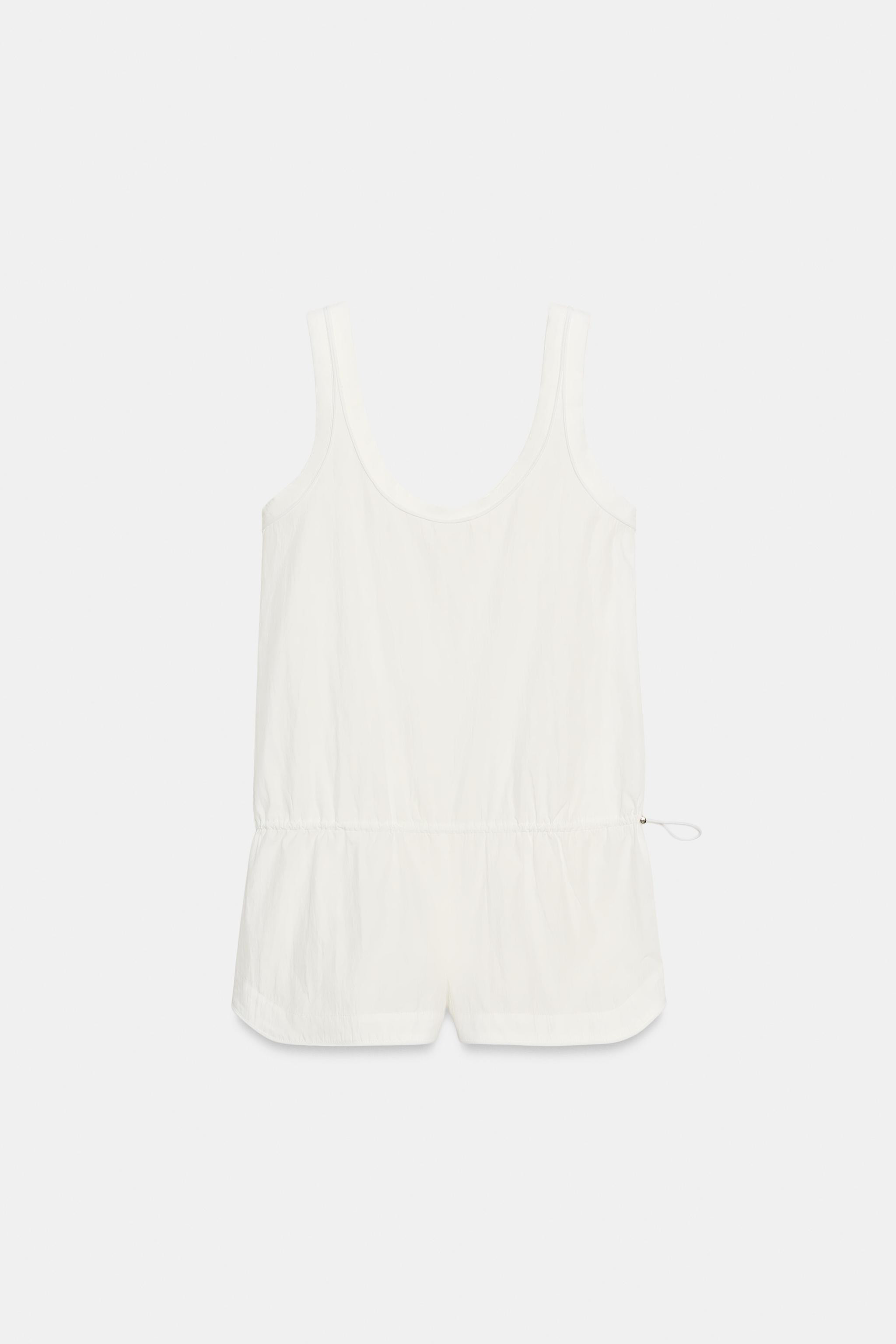 Kurzer Jumpsuit aus einer Baumwoll-Polyamid-Mischung. Mit Rundhalsausschnitt und Tr\u00e4gern. Da... | Zara DE