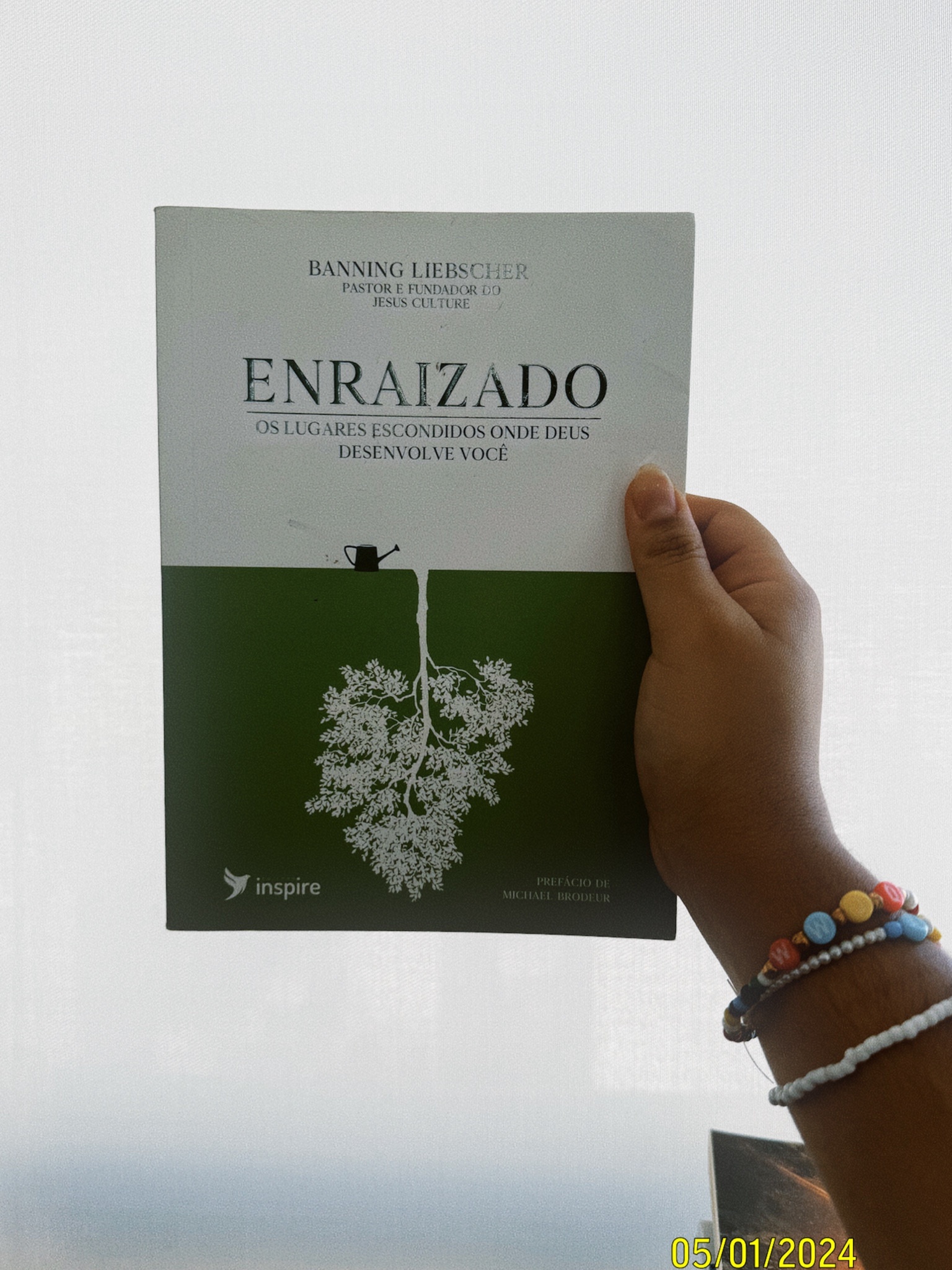 Esse livro é muito especial para mim, ele fala do crescer de dentro para fora, de desenvolver primeiro um relacionamento íntimo com Deus, crescendo “para baixo”...

#LTKbrasil