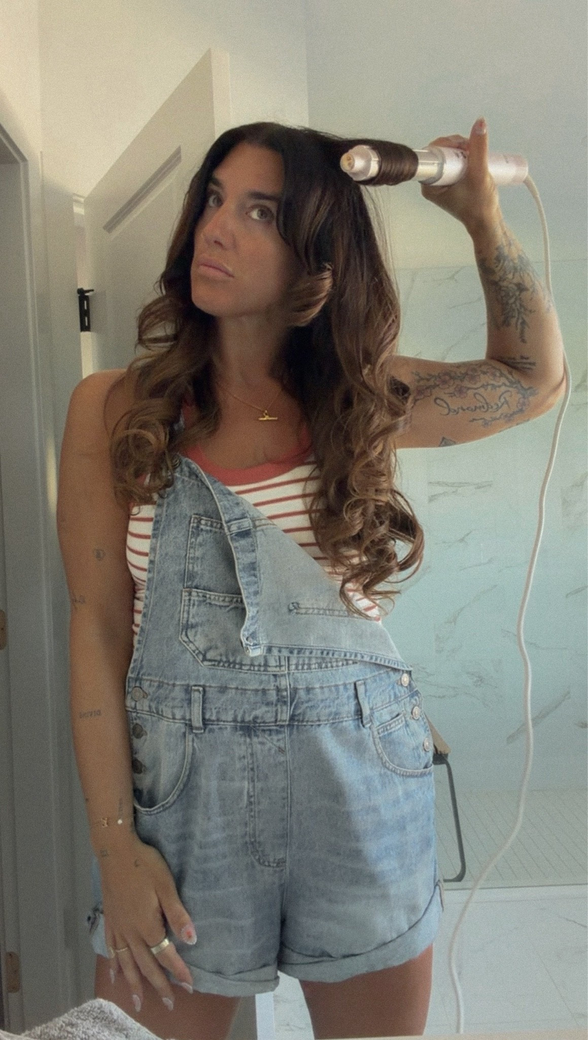 Outfit details & curler