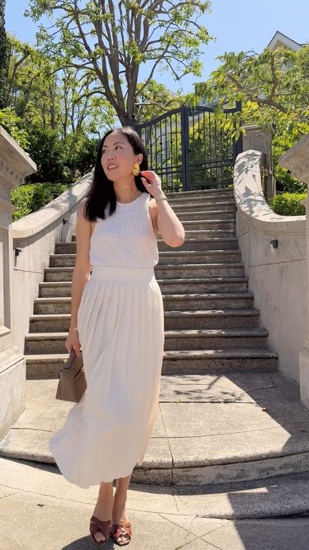 When you’re looking for a feminine, classic and elegant outfit: look no further than the pleated skirt. Love how this one moves. I’m wearing a US4 in both. I’ve also linked a few more similar items full of texture!

@nordstrom #NordstromPartner


#LTKParties #LTKStyleTip #LTKVideo