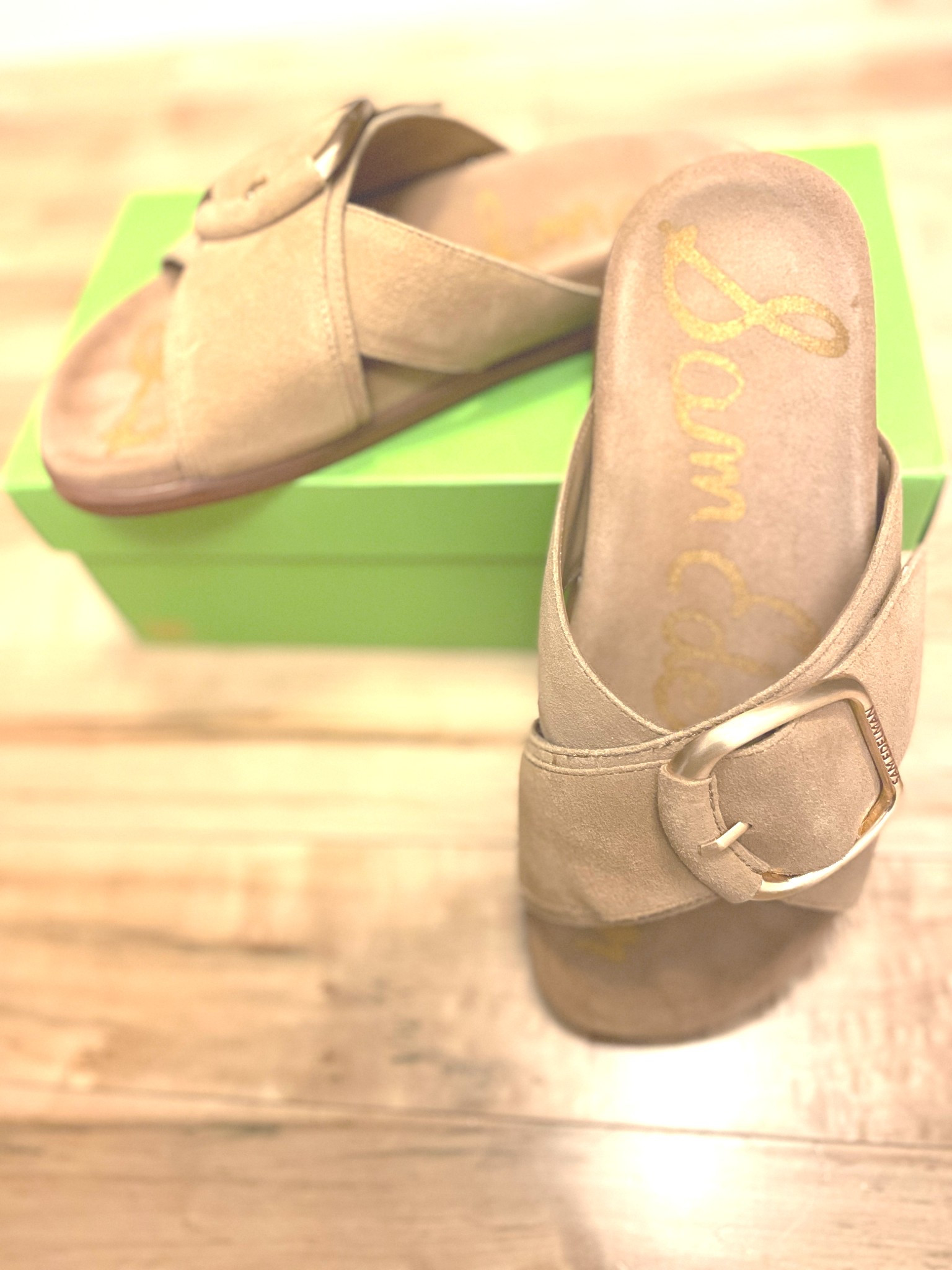 Very similar to Birkenstock sandals.
The perfect slide to complete any outfit.