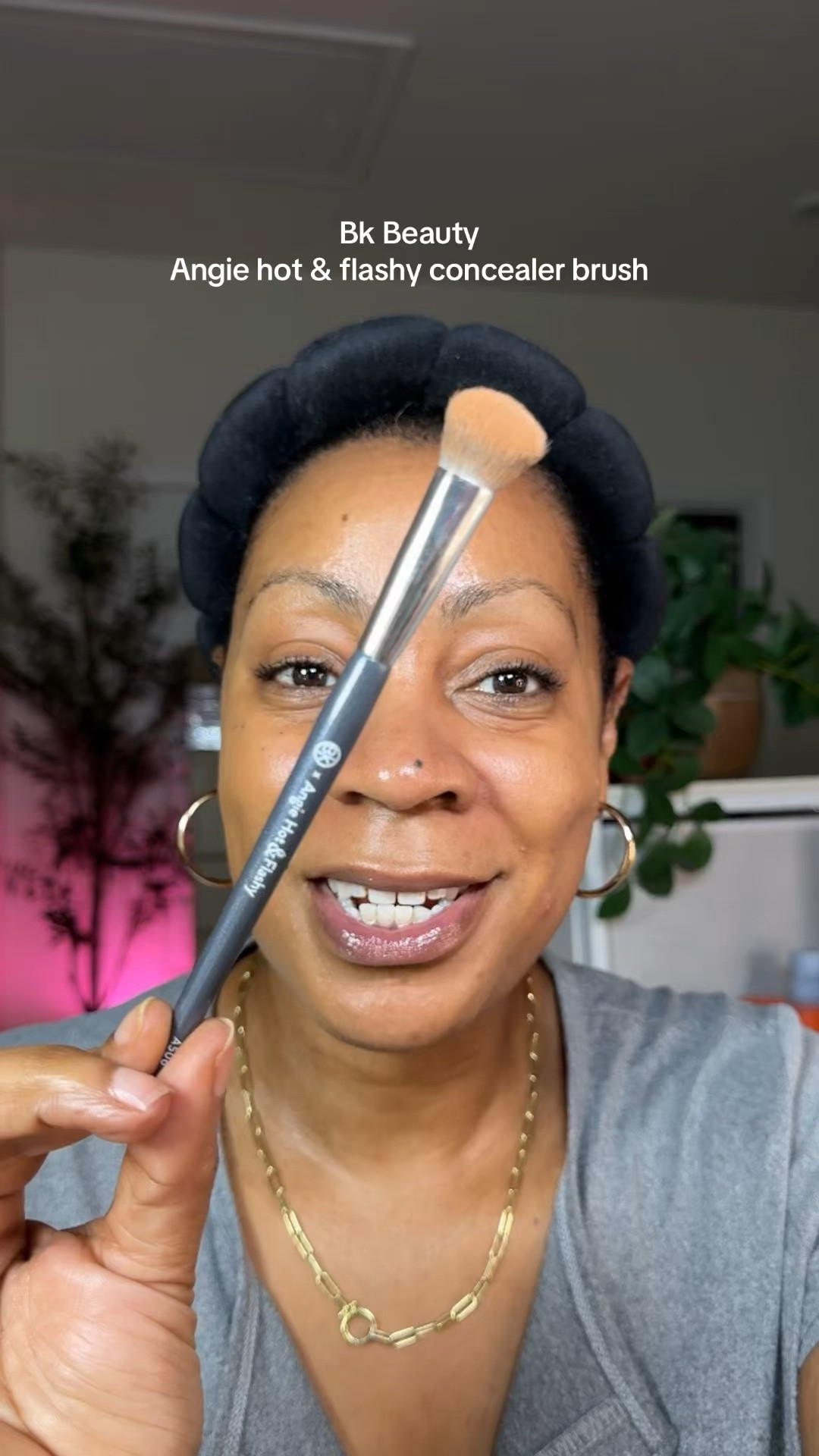 Angie hit and flashy concealer brush 
Kitten paw concealer brush 
Makeup brushes

#LTKBeauty #LTKgrwm