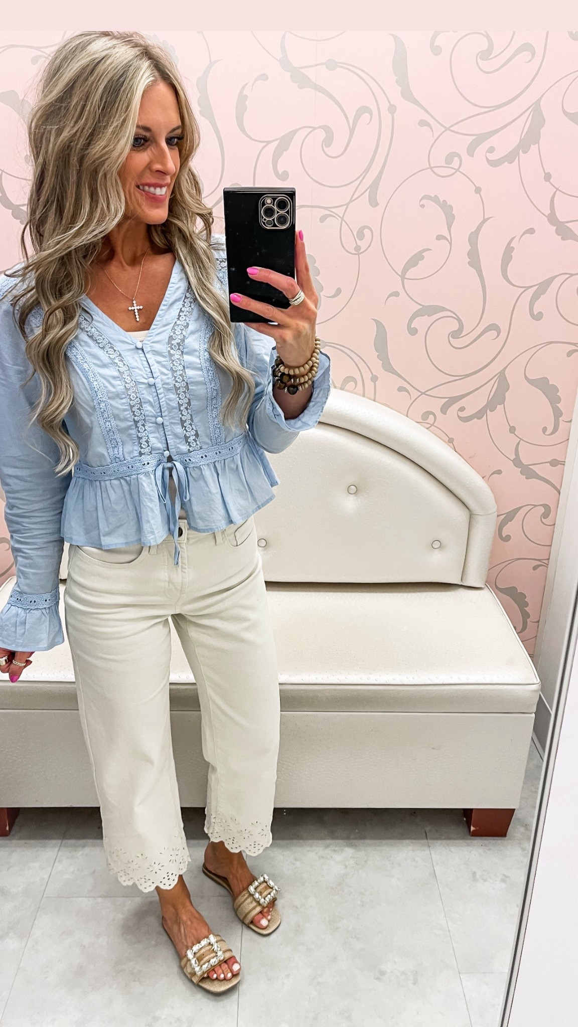 Loving these pants with eyelet details! Such a cute, spring fit 🩵