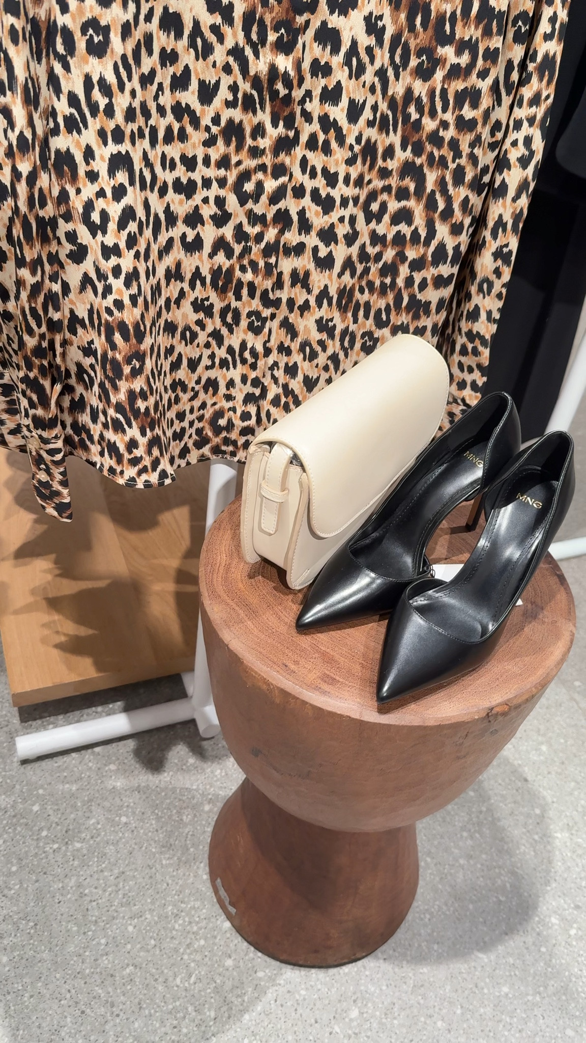 Black pumps and evening bag. Mango fall collection, mango shoes, mango bag

#LTKstyletip #LTKdatenight #LTKcanada