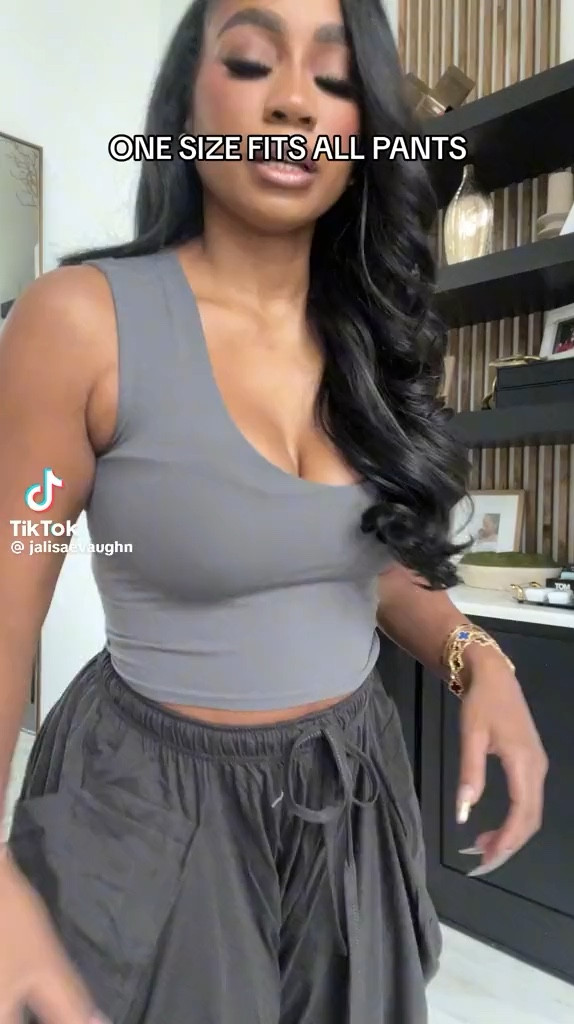 One size fits all pants are as good as they sound! Under $50!

#LTKstyletip #LTKfindsunder50 #LTKSeasonal