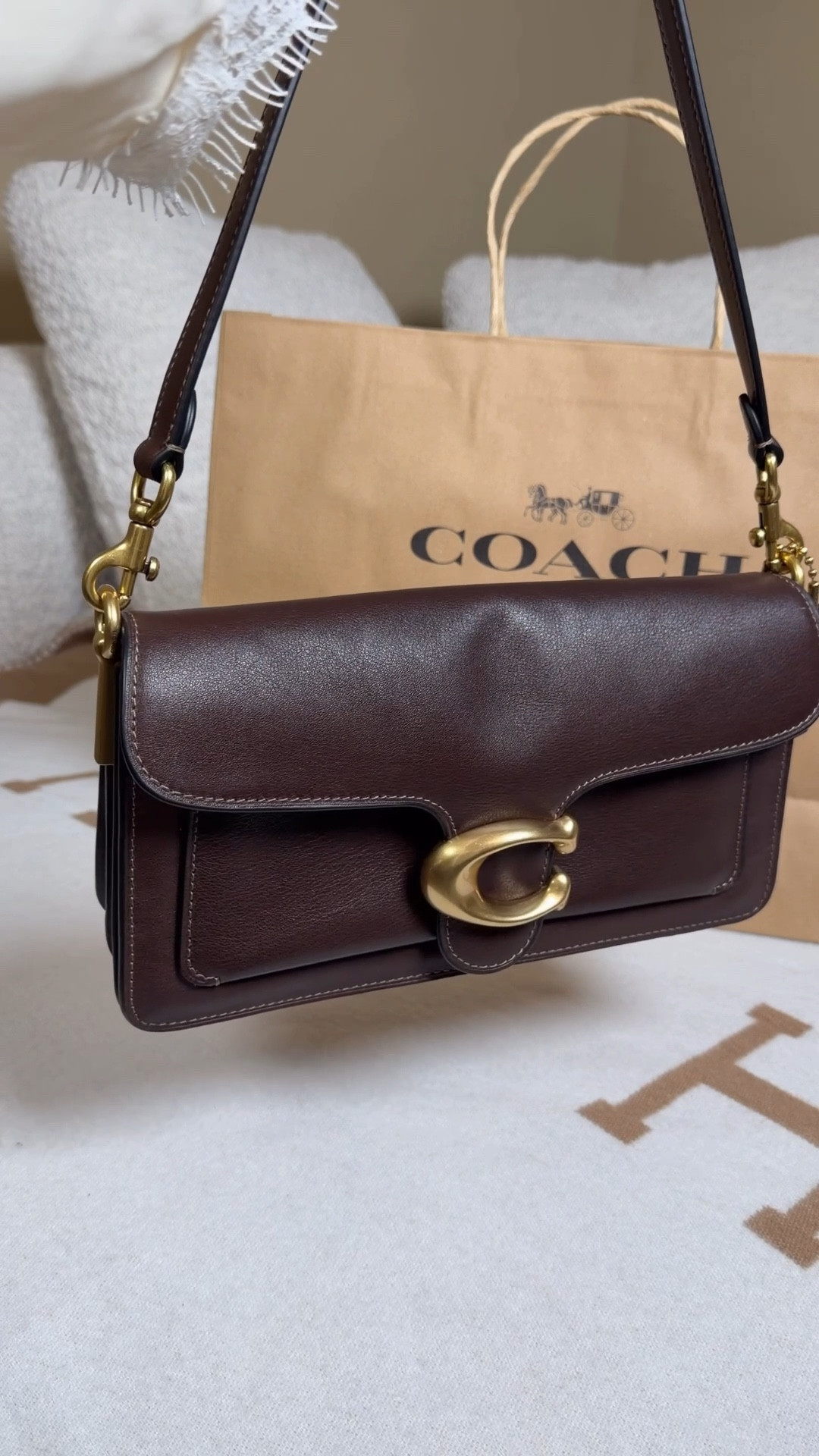 Unboxing the Coach Tabby shoulder bag 26 in the color maple 😍 Comment BAG & I’ll dm you the link 🤎

I love how relaxed and slouchy this tabby style is, so effortlessly chic and can go with any outfit! Maple with brass is my fave coach bag combo 😍 

It comes with a shoulder strap as well as a crossbody strap as well as multiple pockets inside so it is very functional. 

It is such a beautiful natural grain leather and amazing quality as coach purses usually are!

