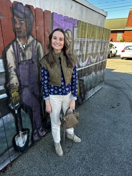 Can’t pass up a good mural… or puffer vest! 💁🏻‍♀️

One of my favorite looks this fall!



#LTKunder100 #LTKSeasonal #LTKunder50