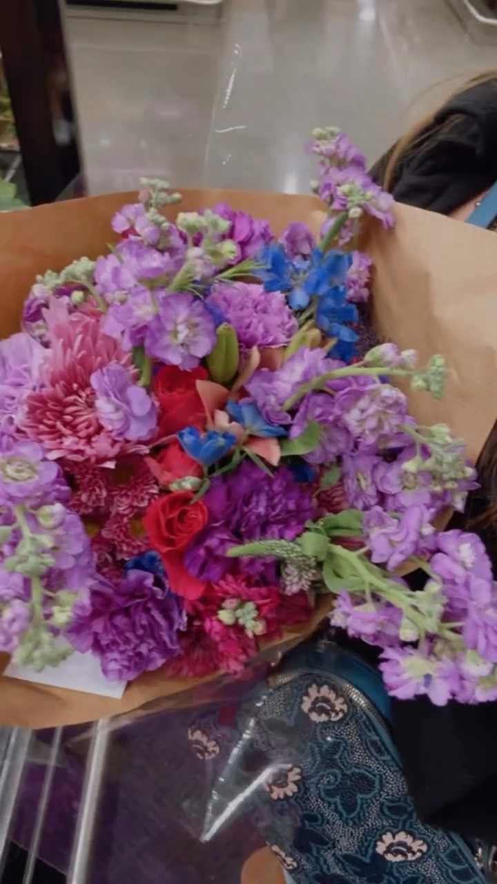 Which bouquet do you think I got for my parent’s birthday? Yellow or pink/purple? Here’s a hint: My dad loves wild flowers!! 🥰 #birthday #flowers