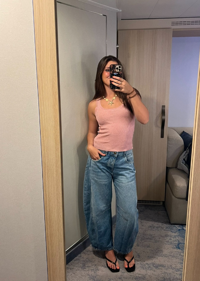 been obsessed with barrel jeans again 

 