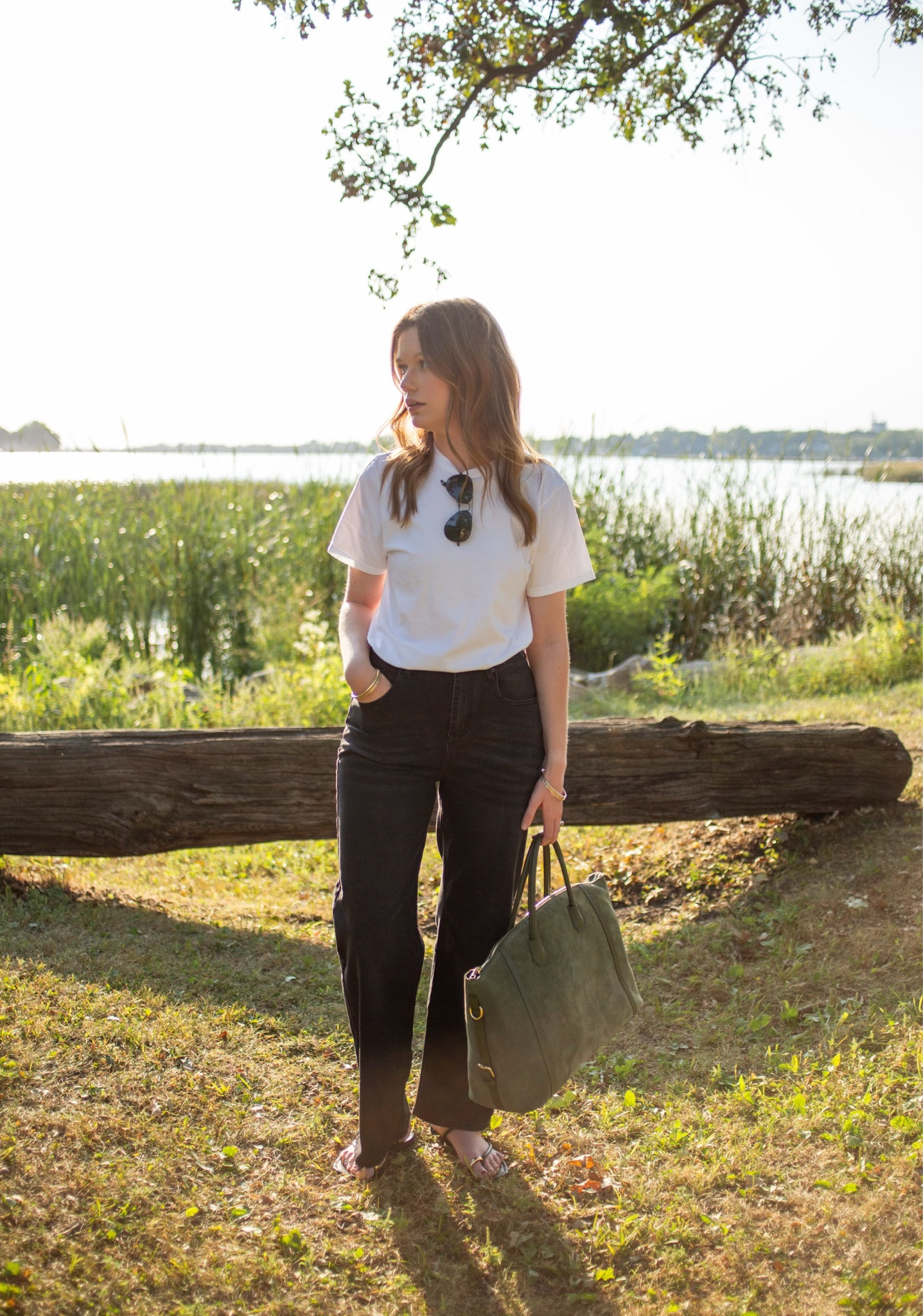 My autumn uniform 🖤

#genleck #genleckjeans #genleckpartner #whitetee #tee #tshirt #denim #widelegjeans #wideleg #suedebag #suedebags #blackdenim #blackjeans #popofgreen #autumnstyle #fallstyle #styleblogger #style #falloutfits #falloutfit #ootd #outfits #outfitoftheday